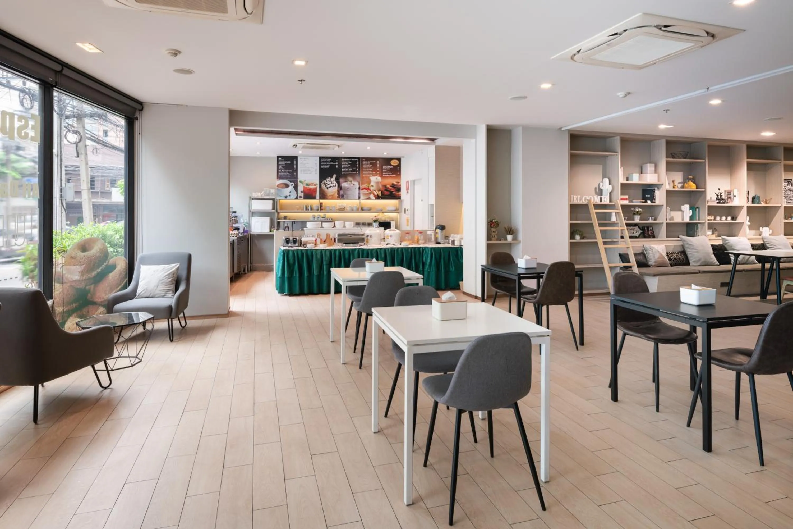 Restaurant/places to eat in Samyan Serene Hotel