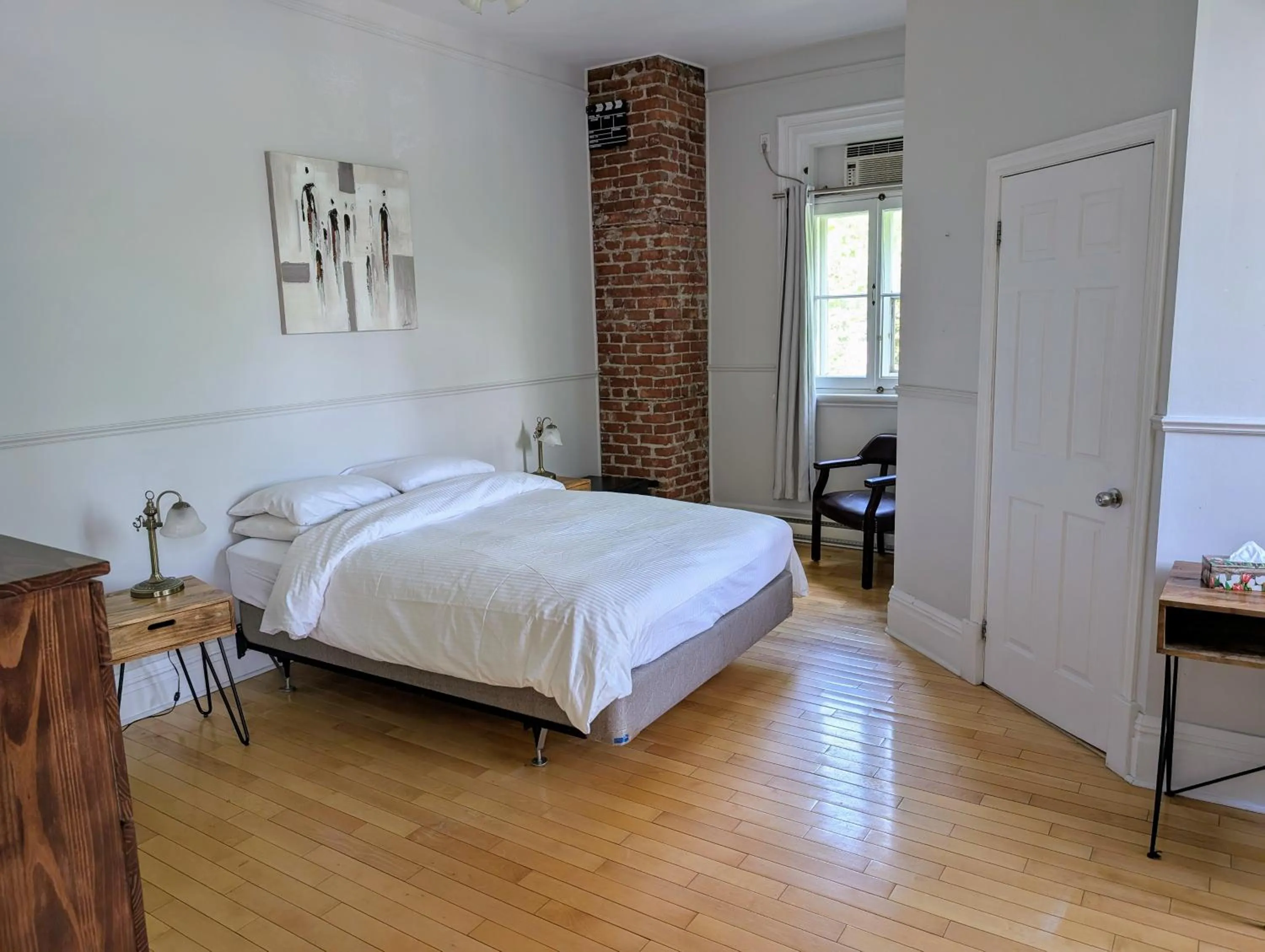 Bedroom, Bed in Aux petits oiseaux
