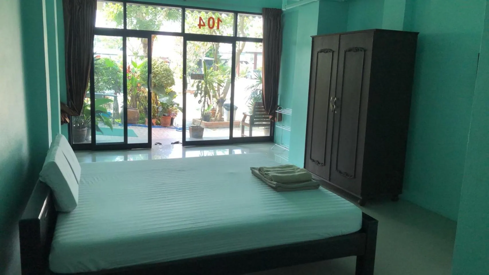 Bed in Lert Sri Hotel