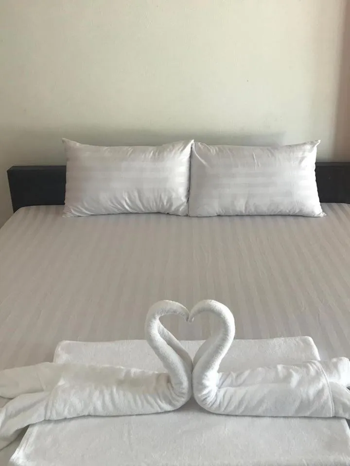 Bed in Lert Sri Hotel