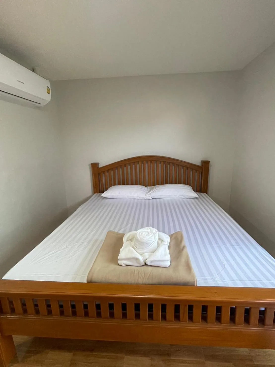 Bed in Lert Sri Hotel