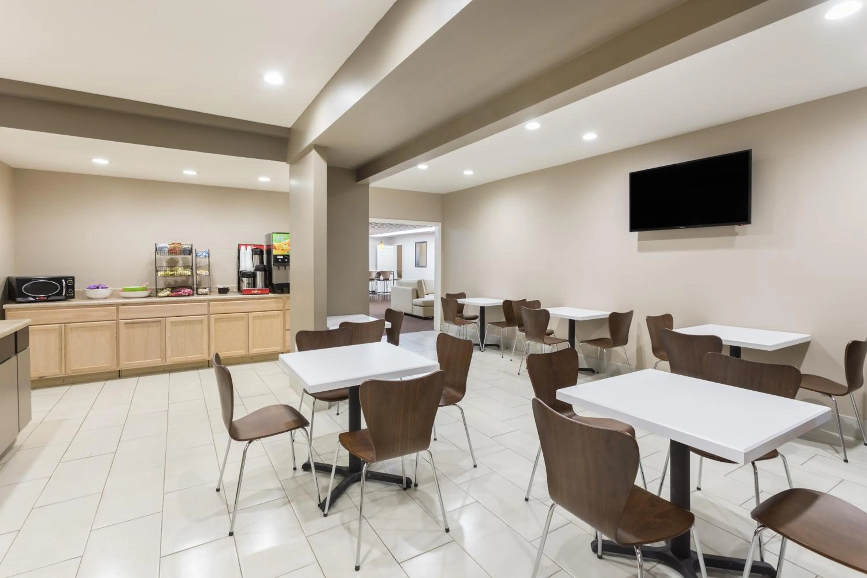 TV and multimedia in Super 8 by Wyndham Asheville Airport