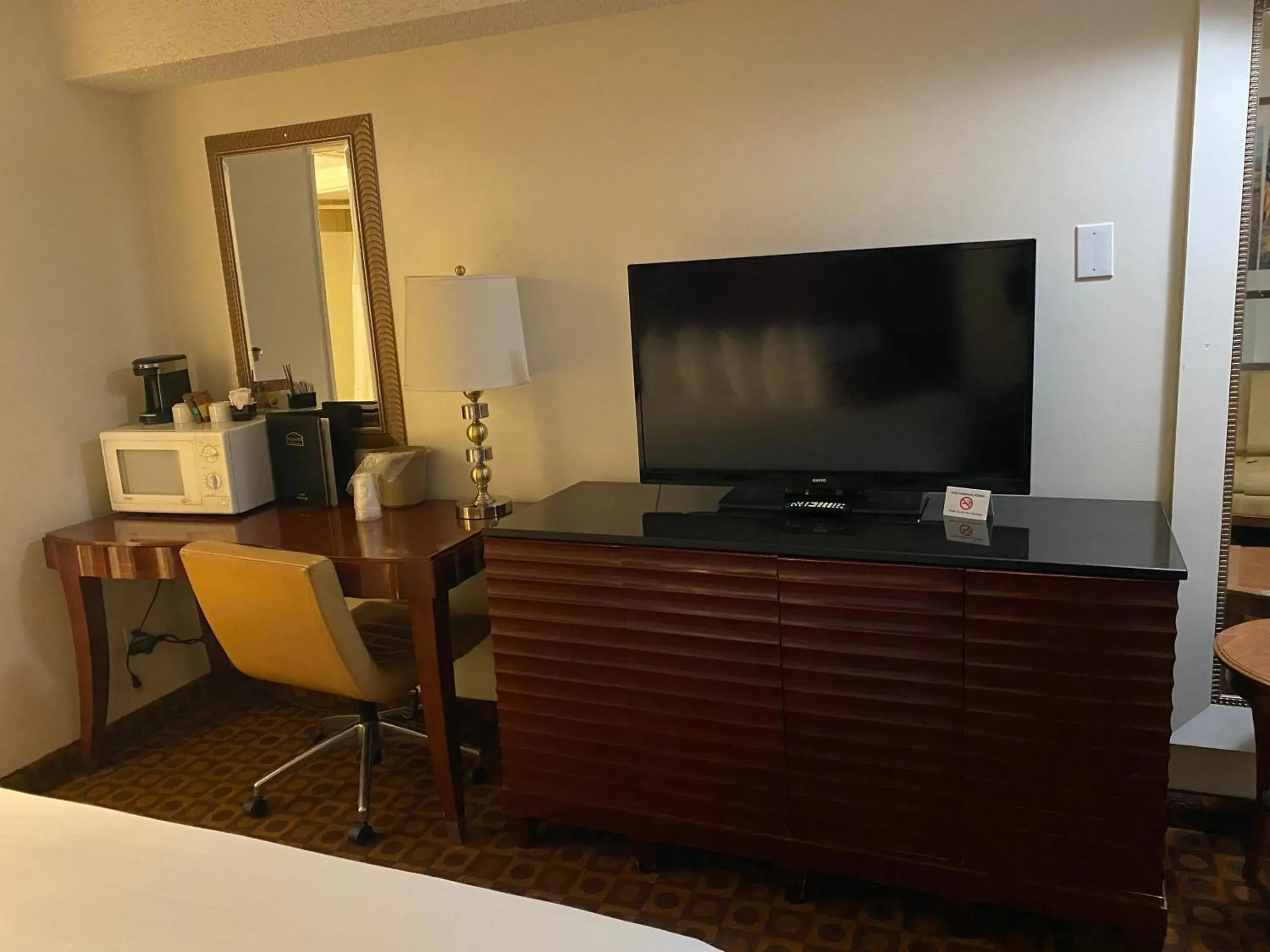 Deluxe Queen Room with Two Queen Beds - Non-Smoking in Ramada by Wyndham Medicine Hat Deluxe Queen Room with Two Queen Beds - Non-Smoking in Ramada by Wyndham Medicine Hat