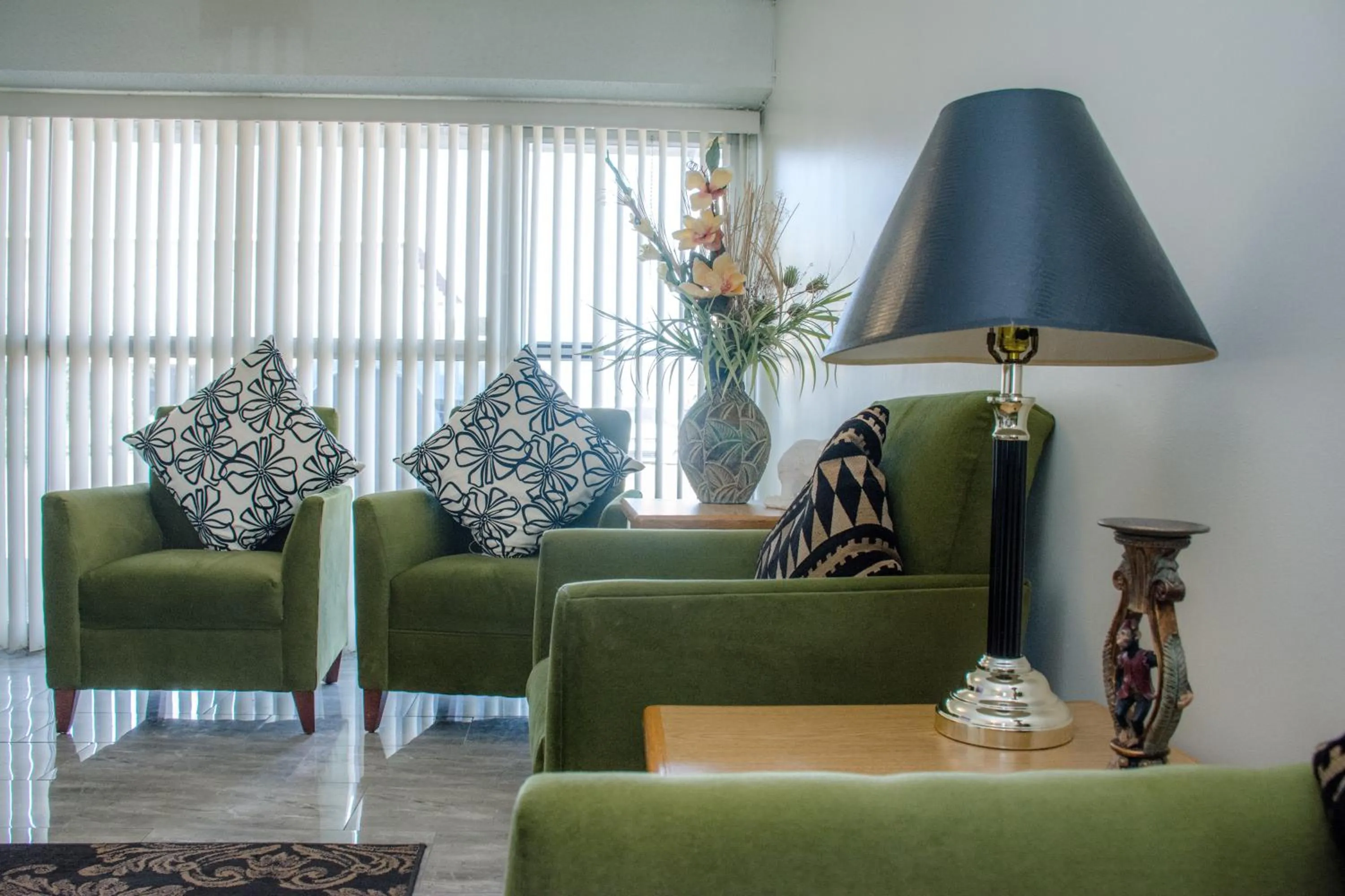 Communal lounge/ TV room in Ramada by Wyndham Medicine Hat