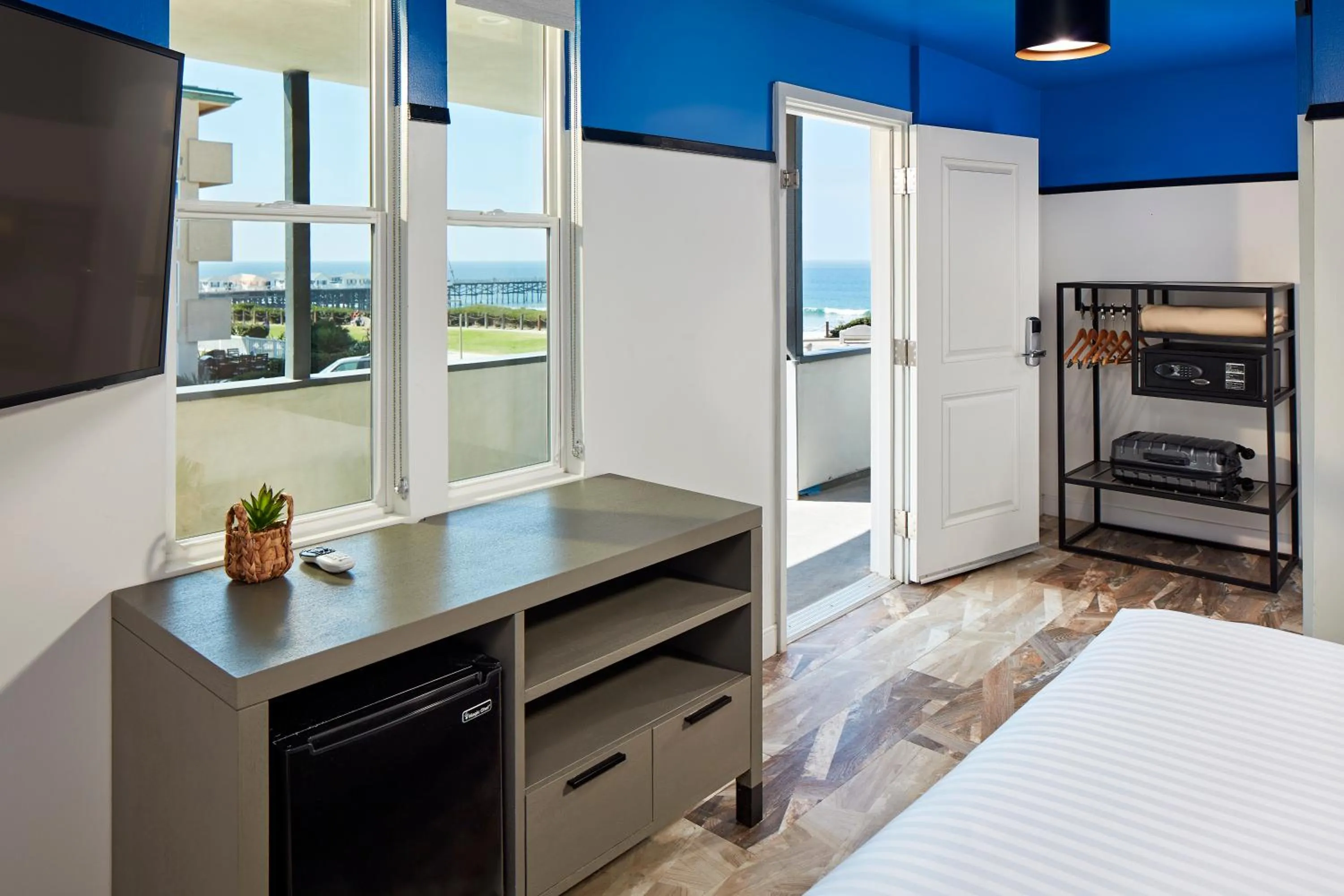 Sea view, Bed in Pacific View Inn