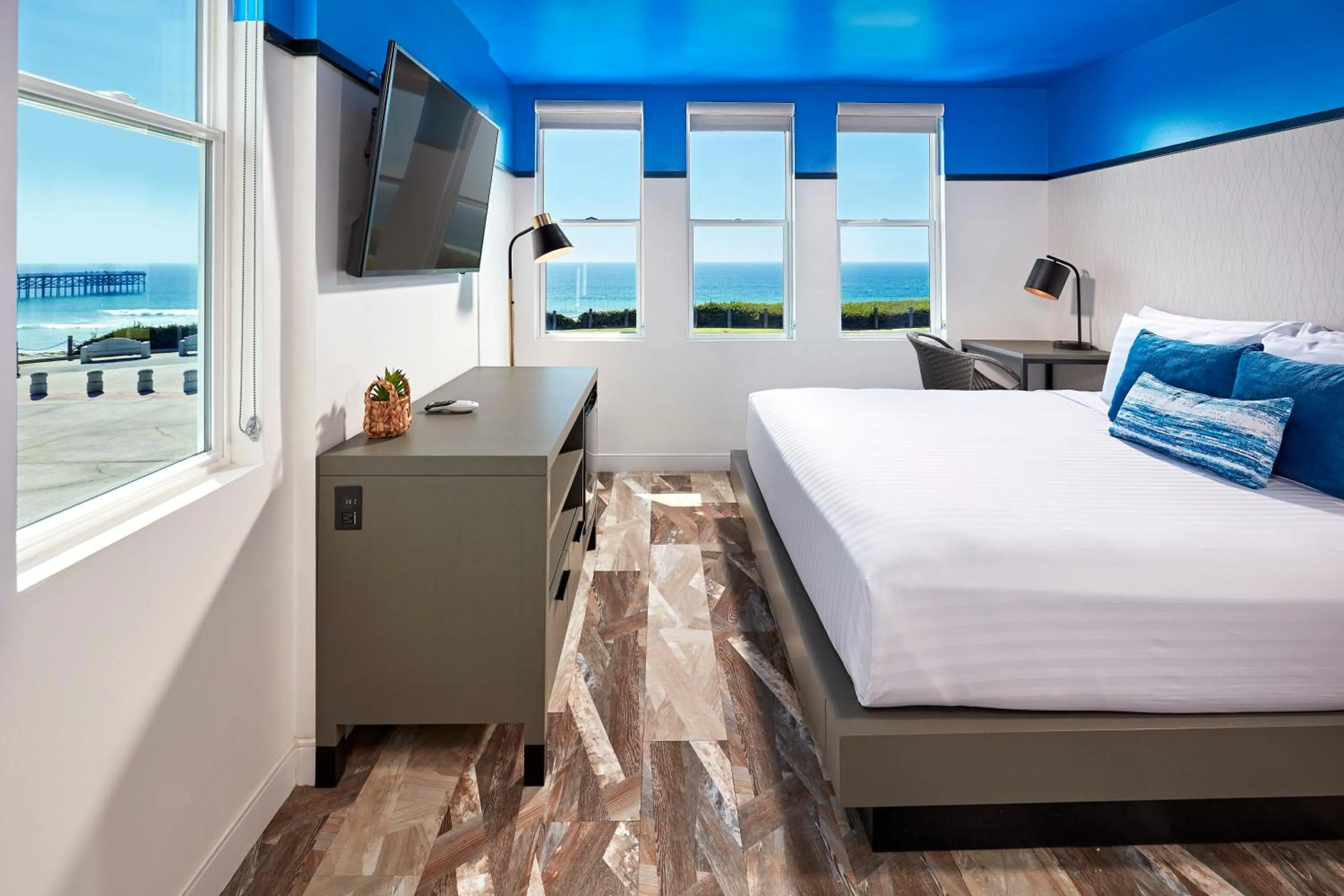 Photo of the whole room, Bed in Pacific View Inn