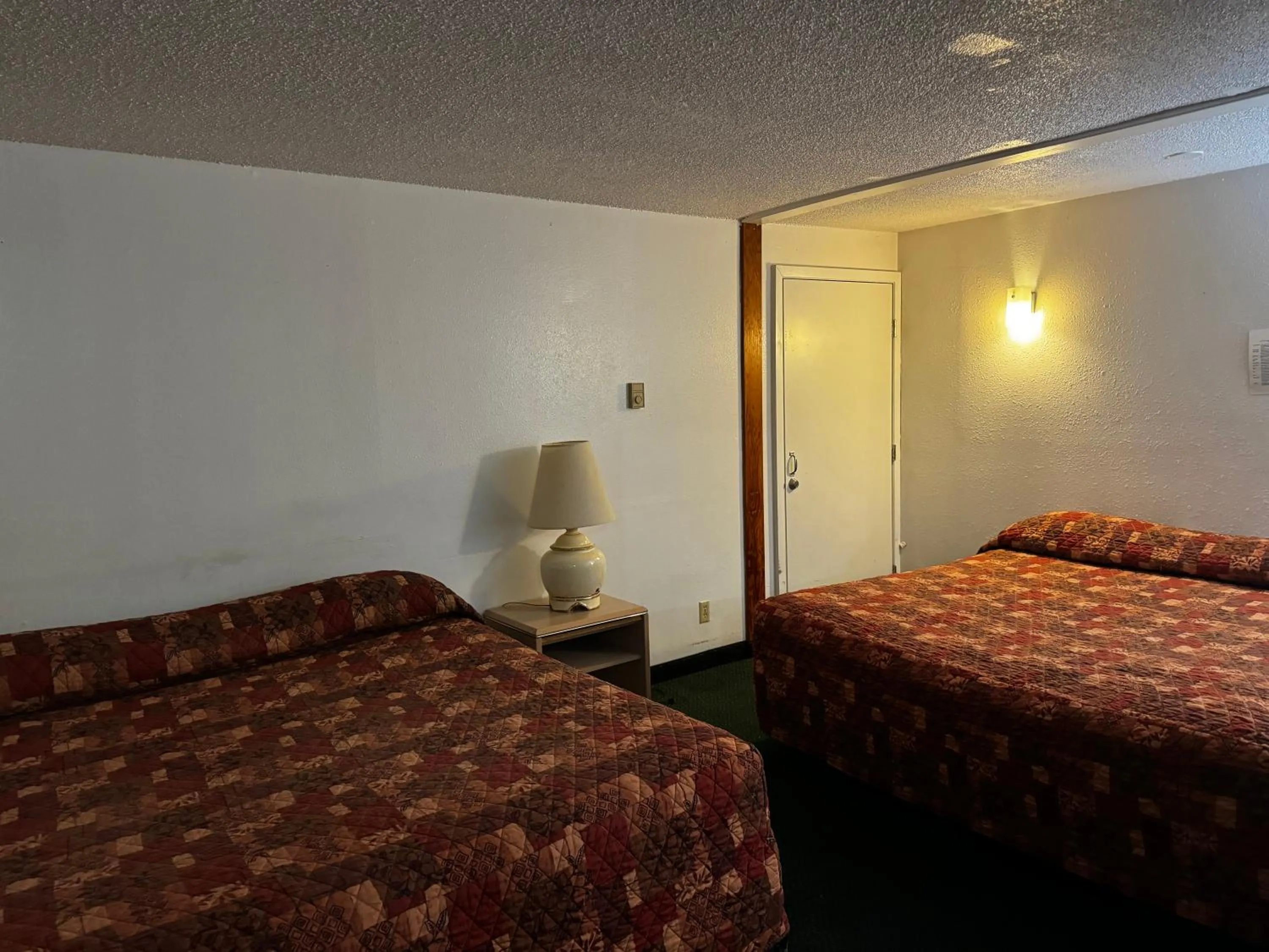 Bedroom, Bed in Heidi's Inn