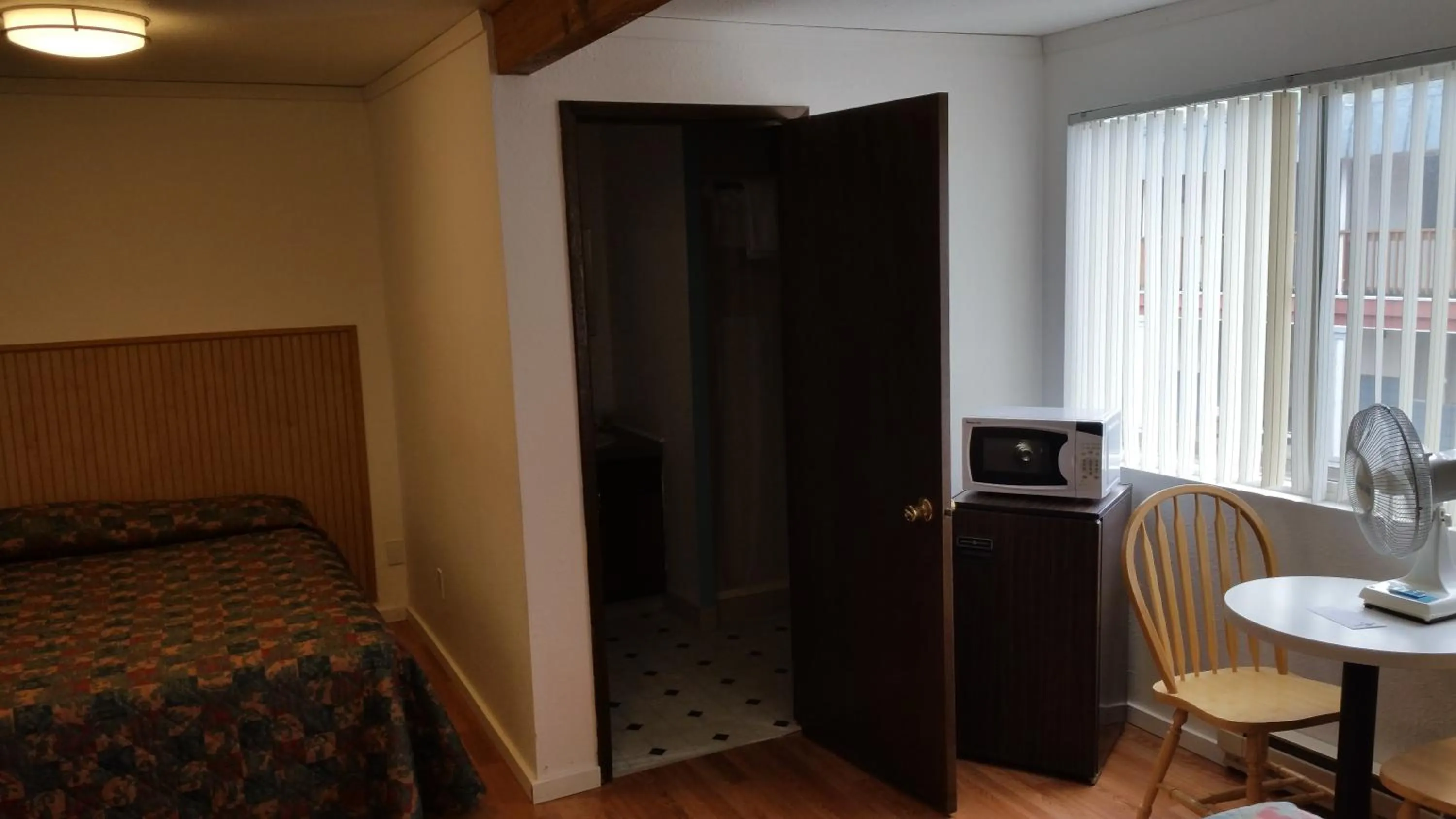 Dining area, Bed in Heidi's Inn