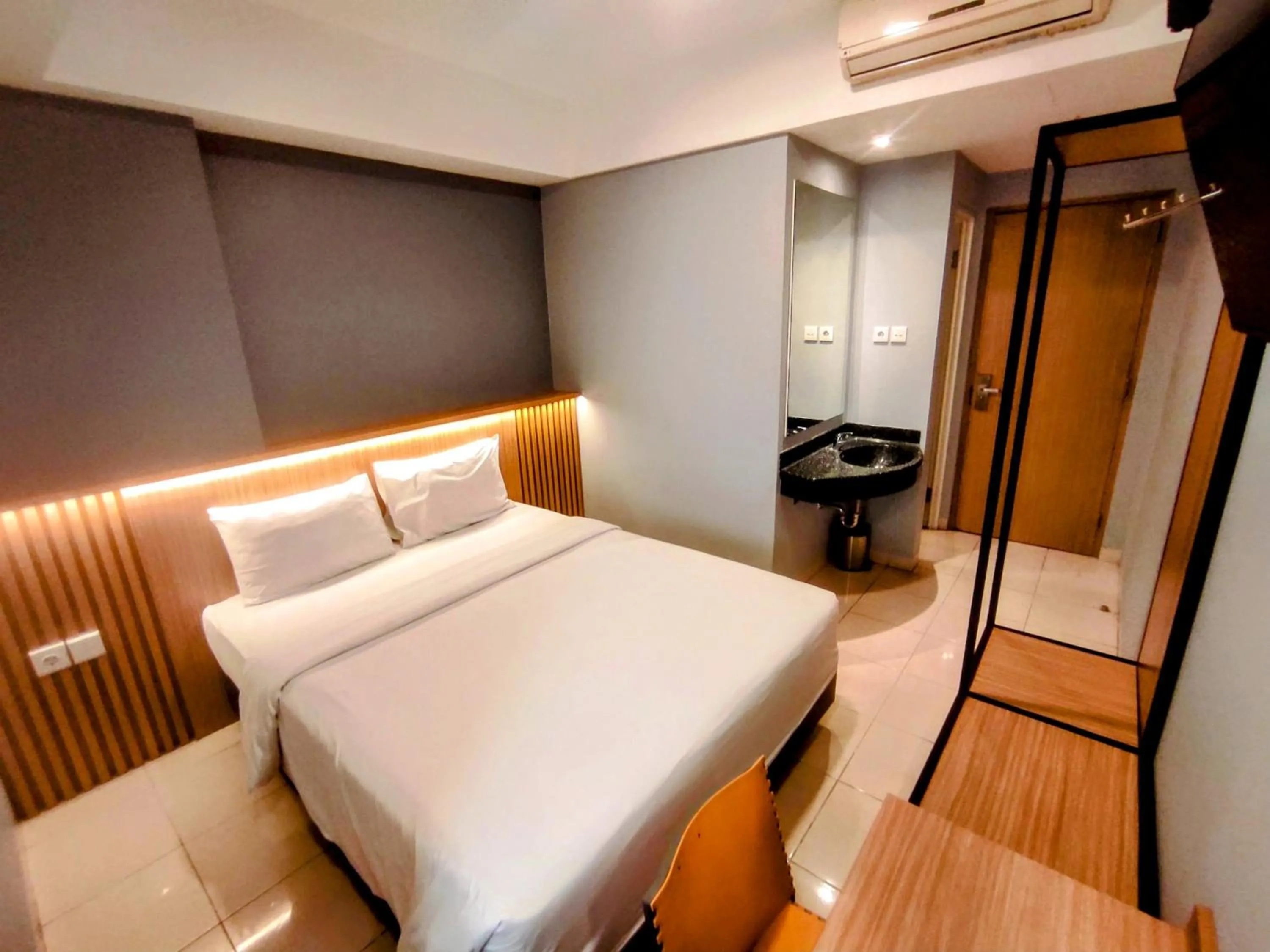 Photo of the whole room, Bed in Studio One Thamrin Hotel