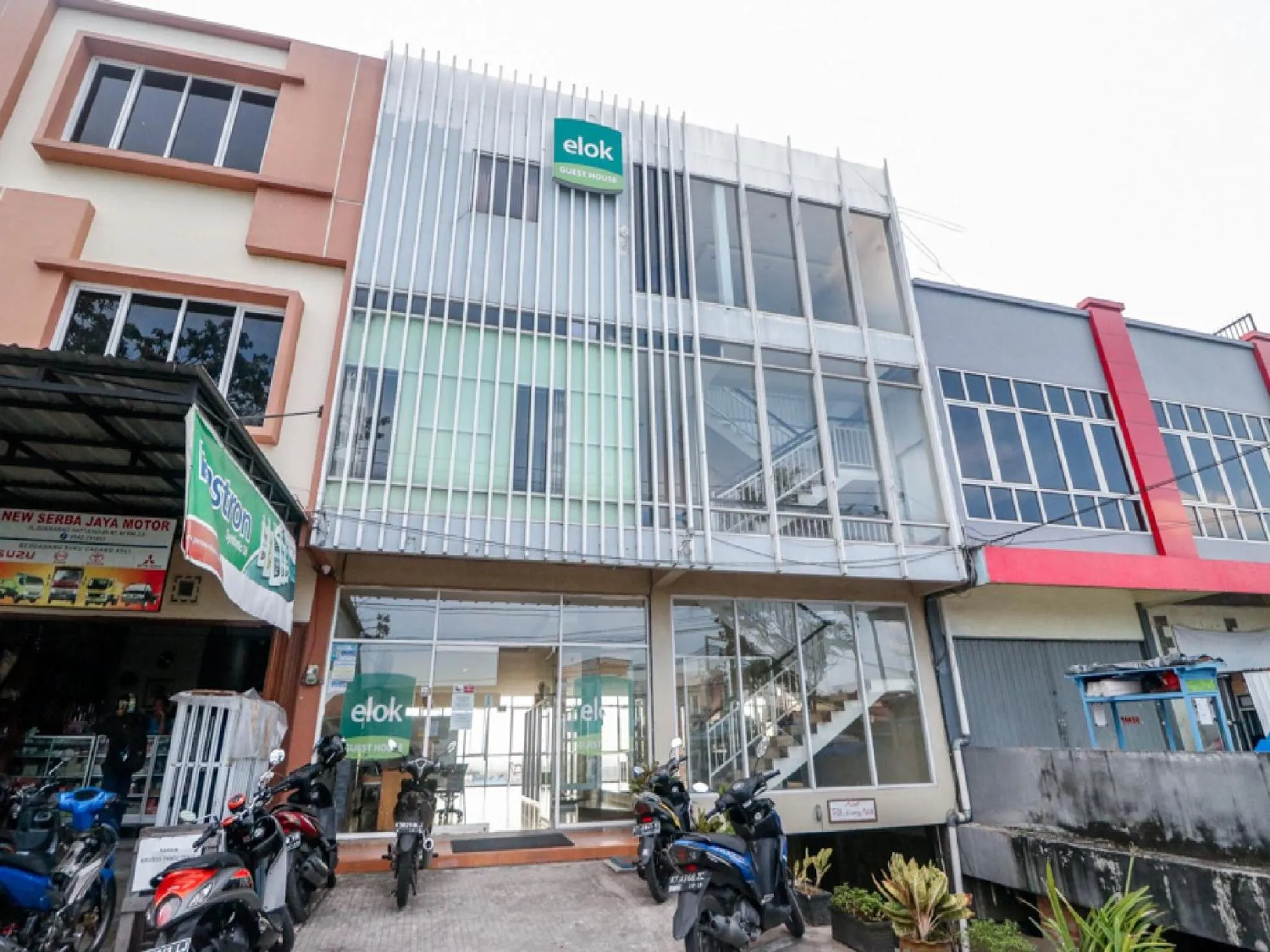 Property building in RedDoorz near Terminal Batu Ampar