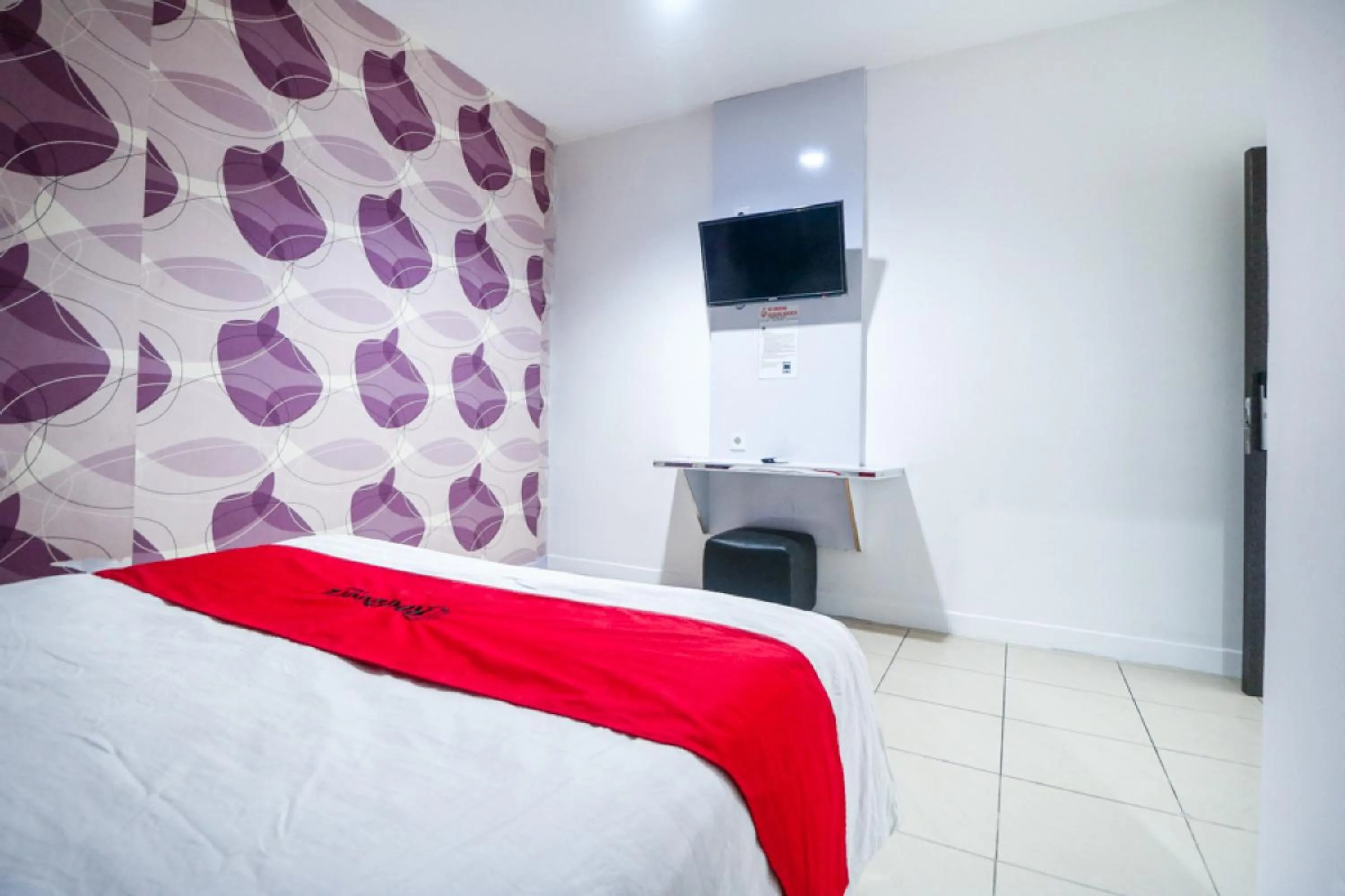 Bedroom, Bed in RedDoorz near Terminal Batu Ampar