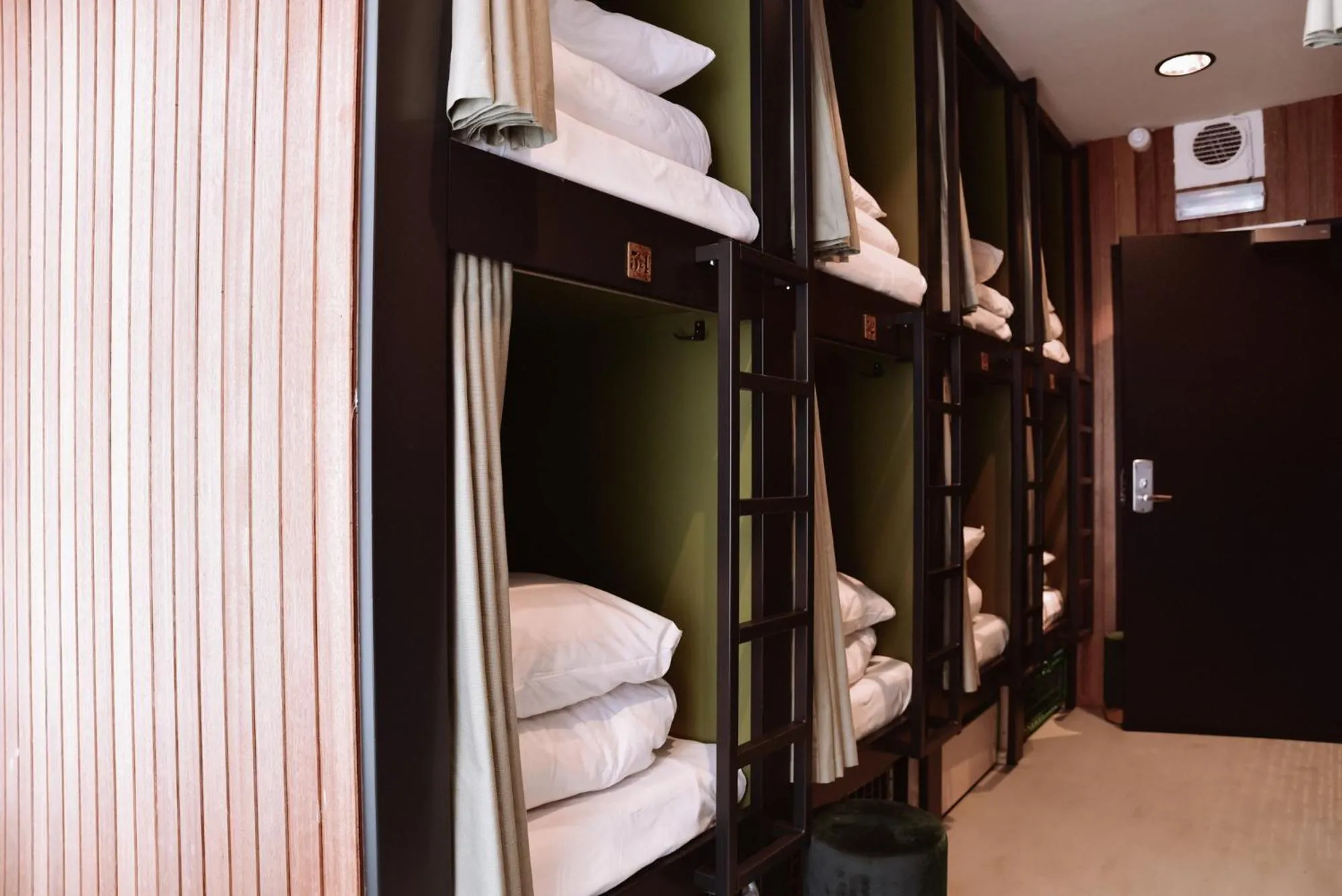 bunk bed in Durty Nelly's Inn