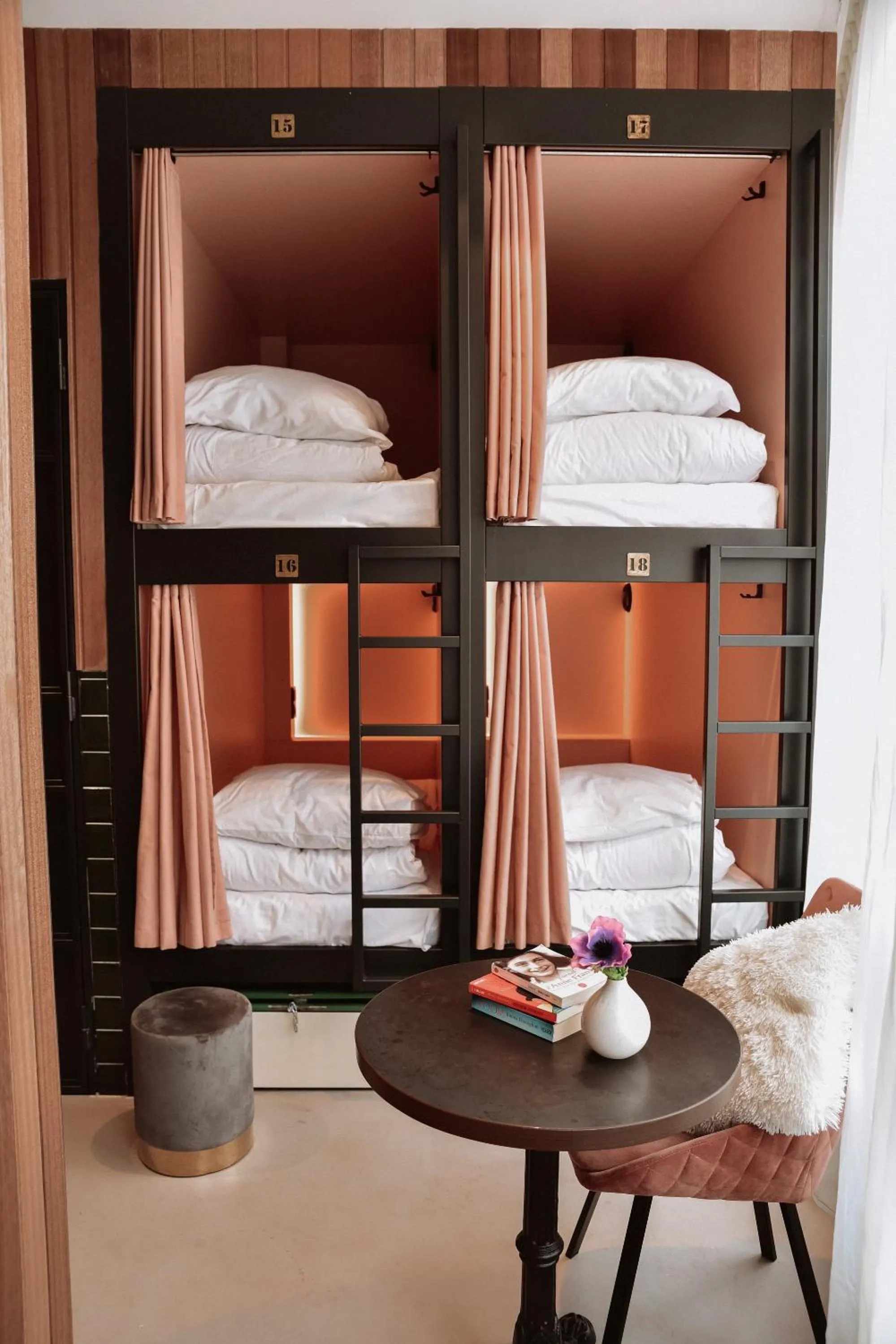 Seating area, Bed in Durty Nelly's Inn