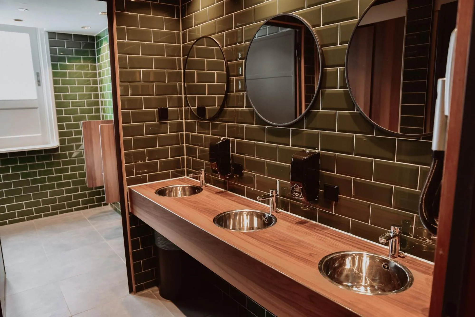 Bathroom in Durty Nelly's Inn