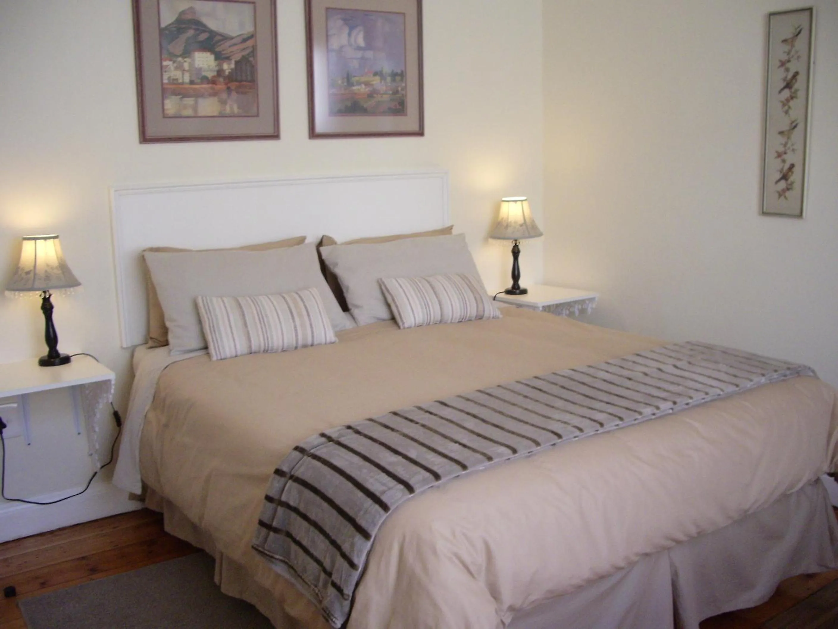 Bedroom, Bed in Dee's BnB