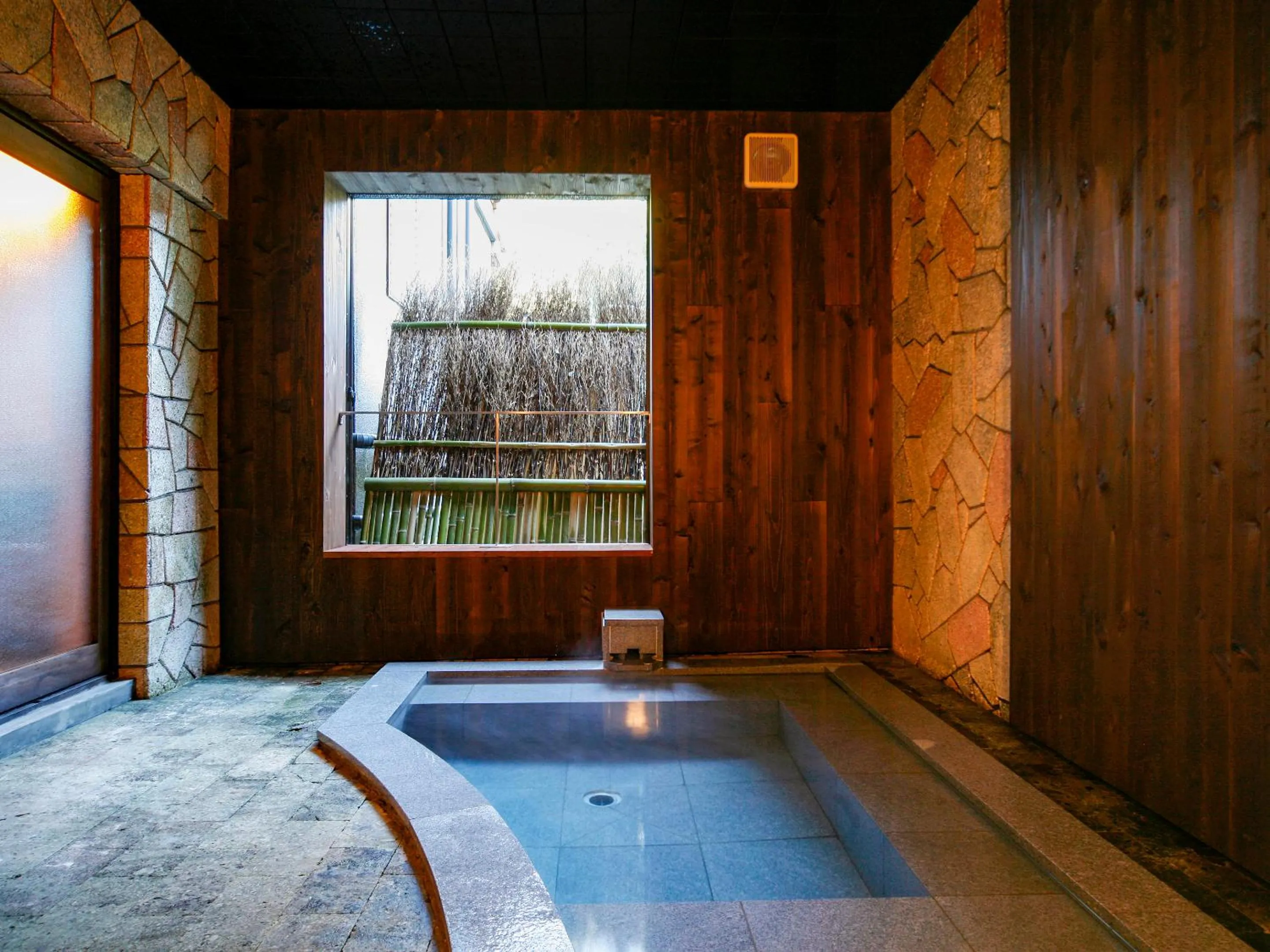 Area and facilities in Seikansou