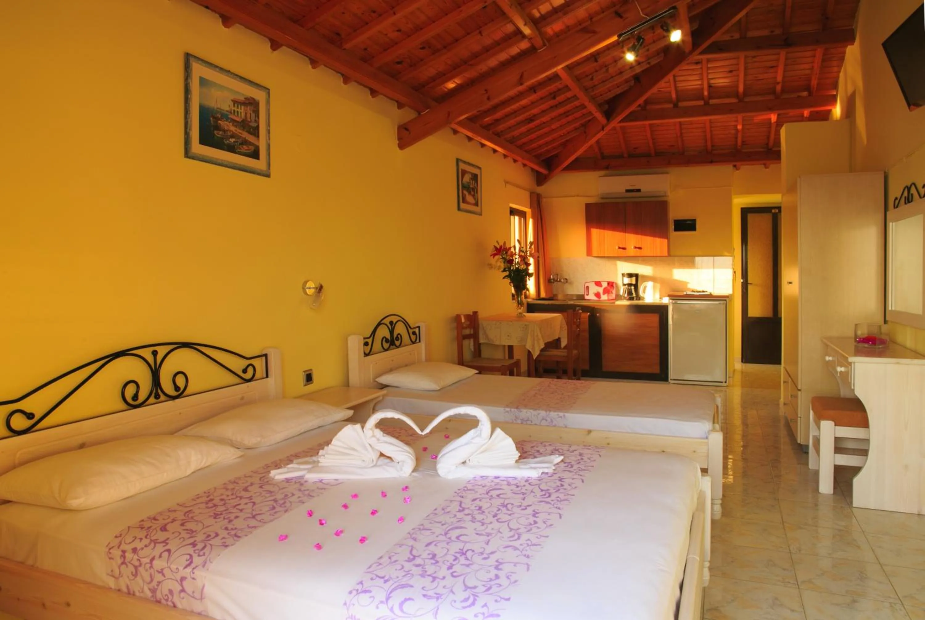 Photo of the whole room in Stroubis Studios I