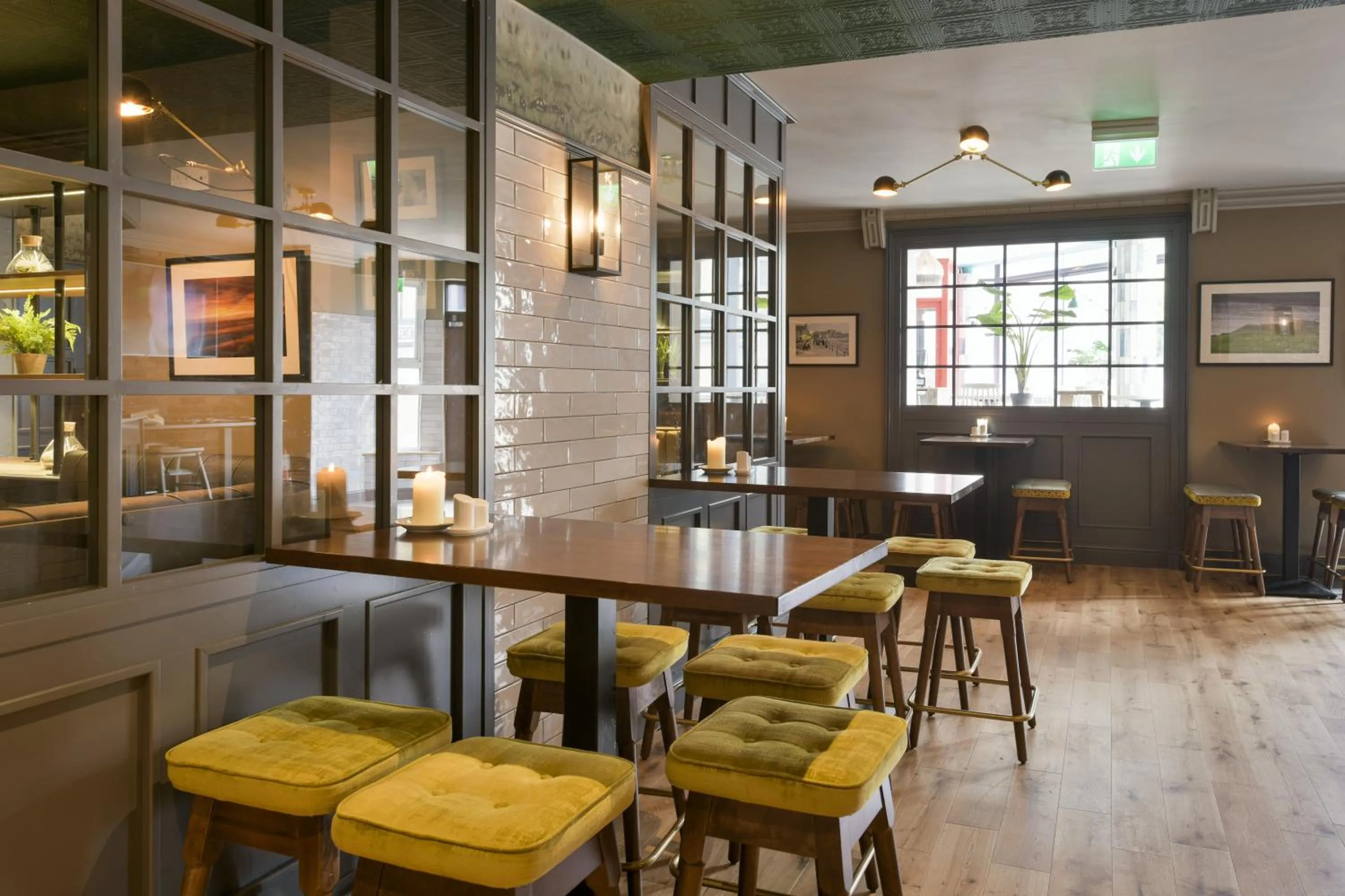 Lounge or bar in Lahinch Coast Hotel and Suites