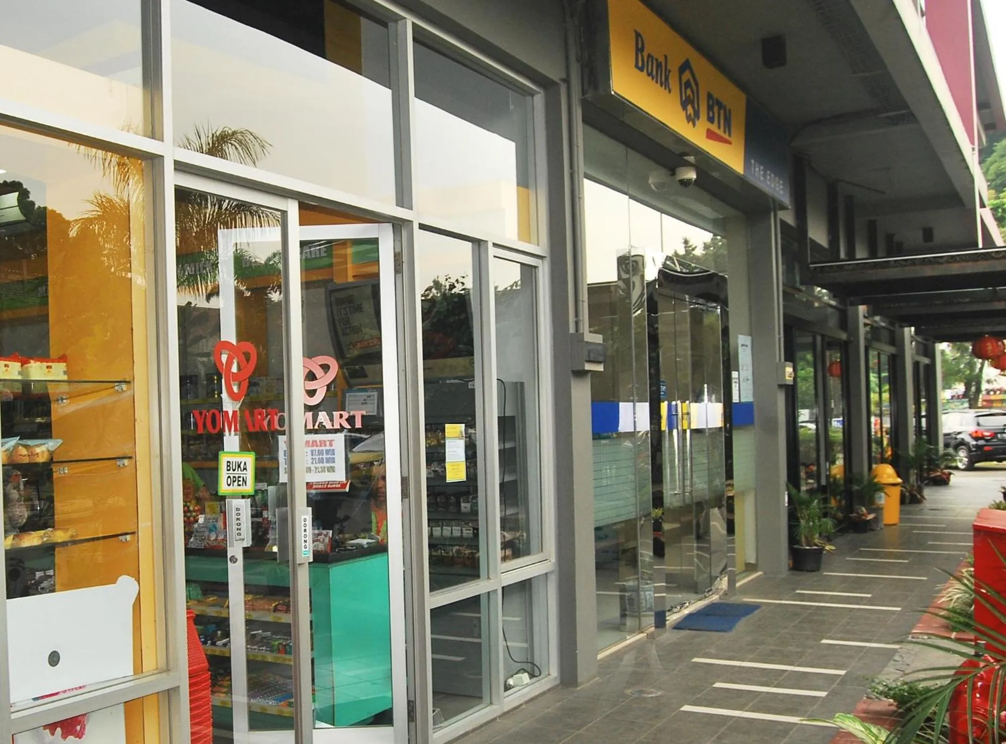 Supermarket/grocery shop in High Livin Apartment Baros