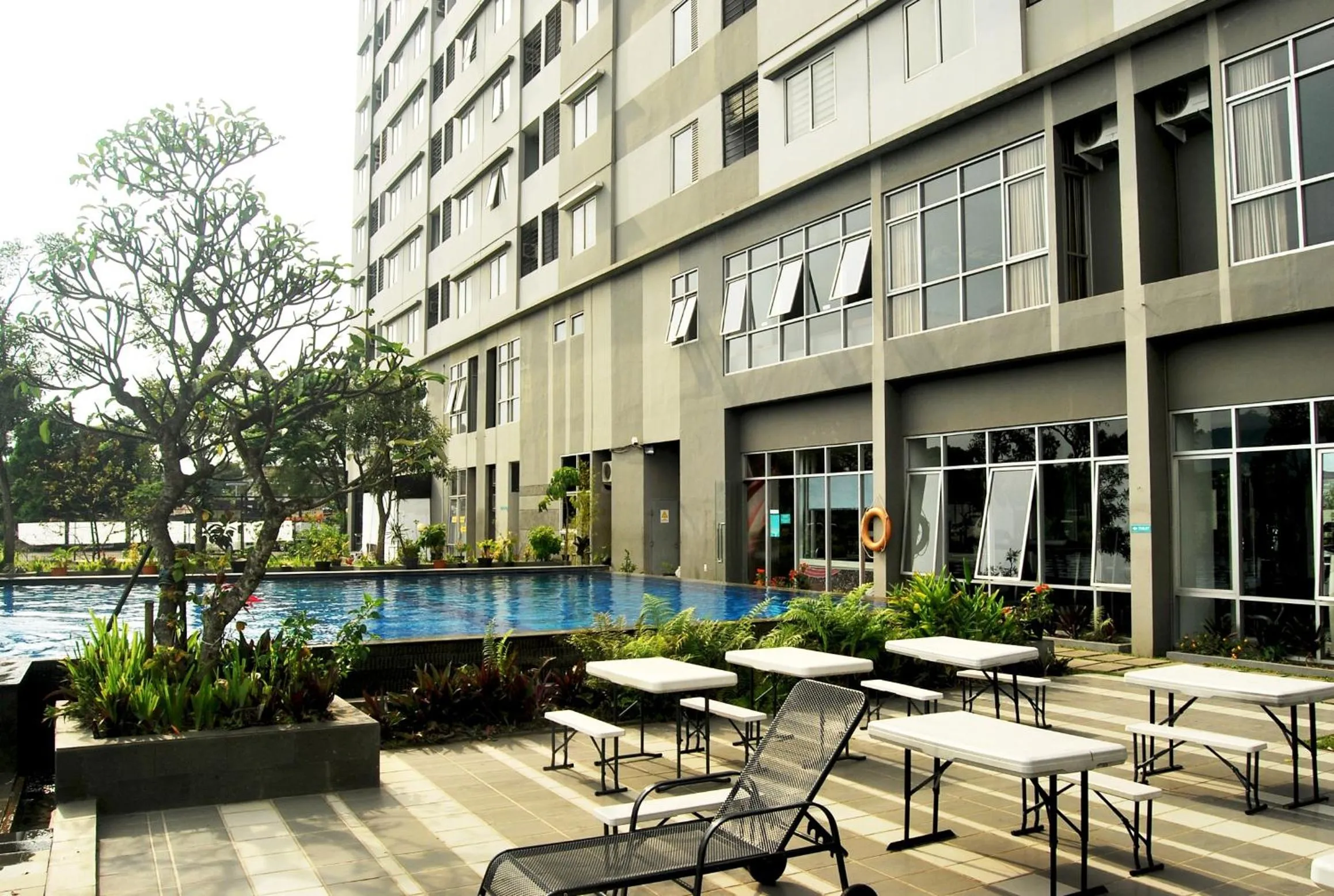 Swimming pool in High Livin Apartment Baros