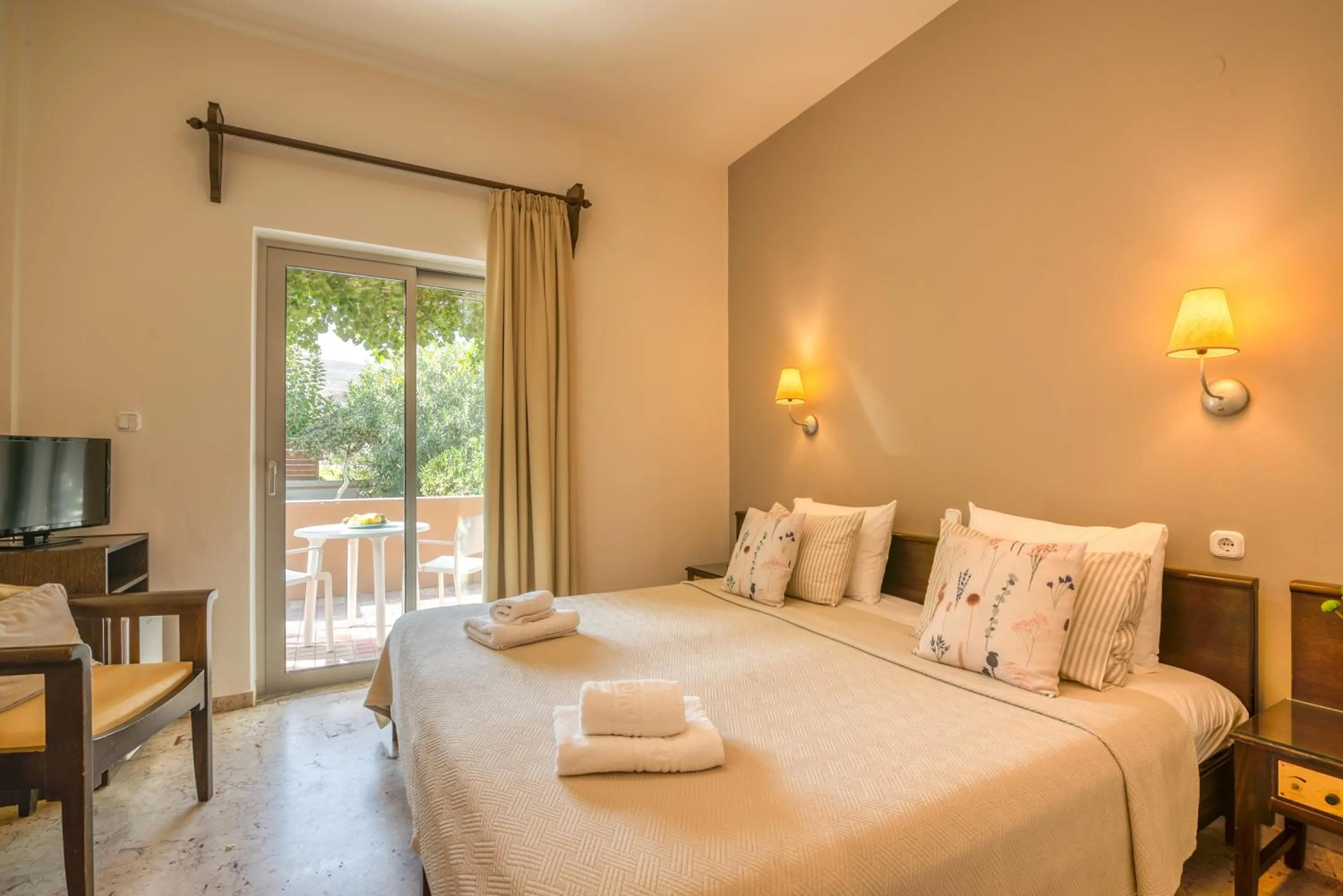 Bedroom, Bed in Hotel Peli