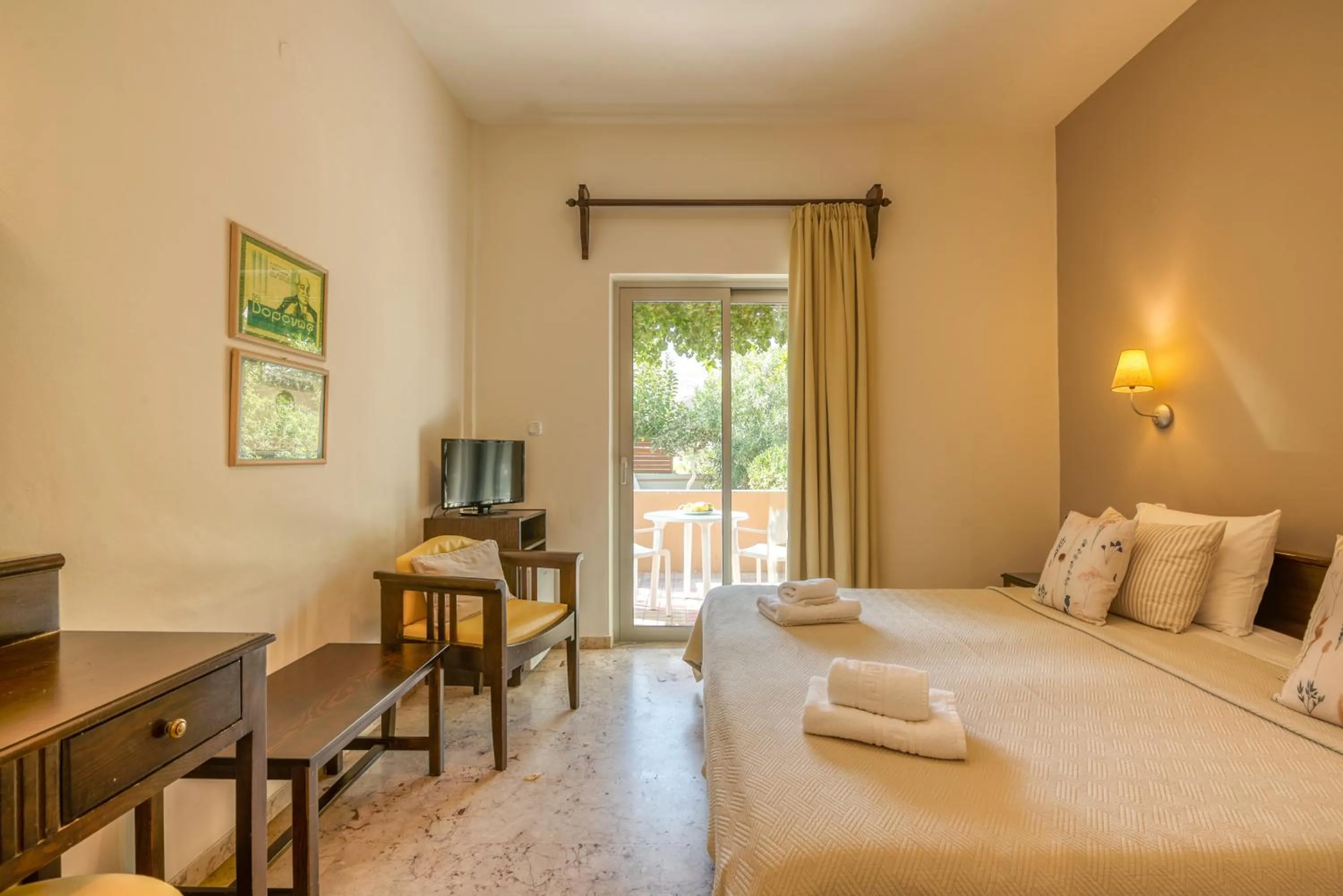 Photo of the whole room, Bed in Hotel Peli