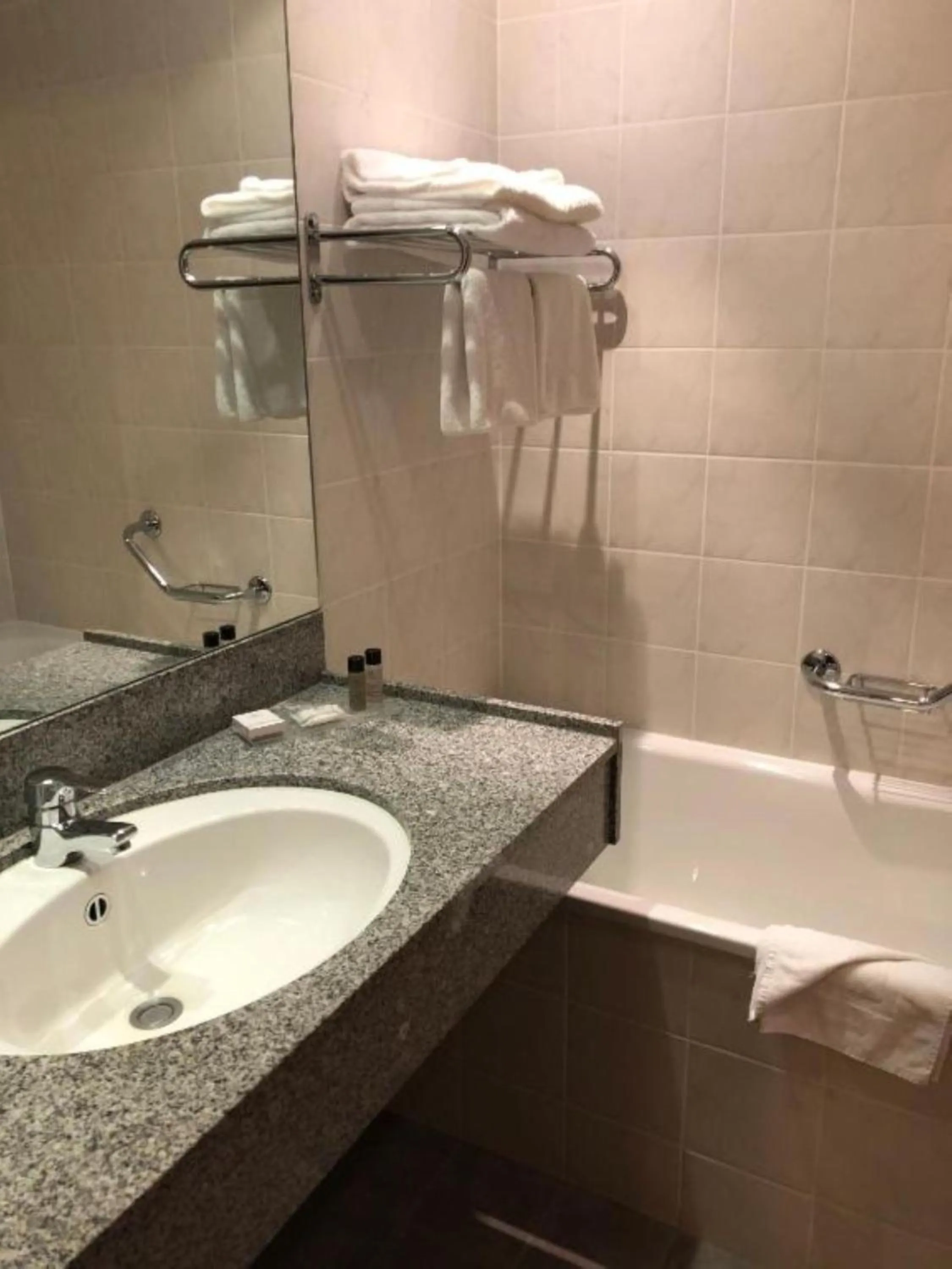 Bathroom in Maldron Hotel, Newlands Cross