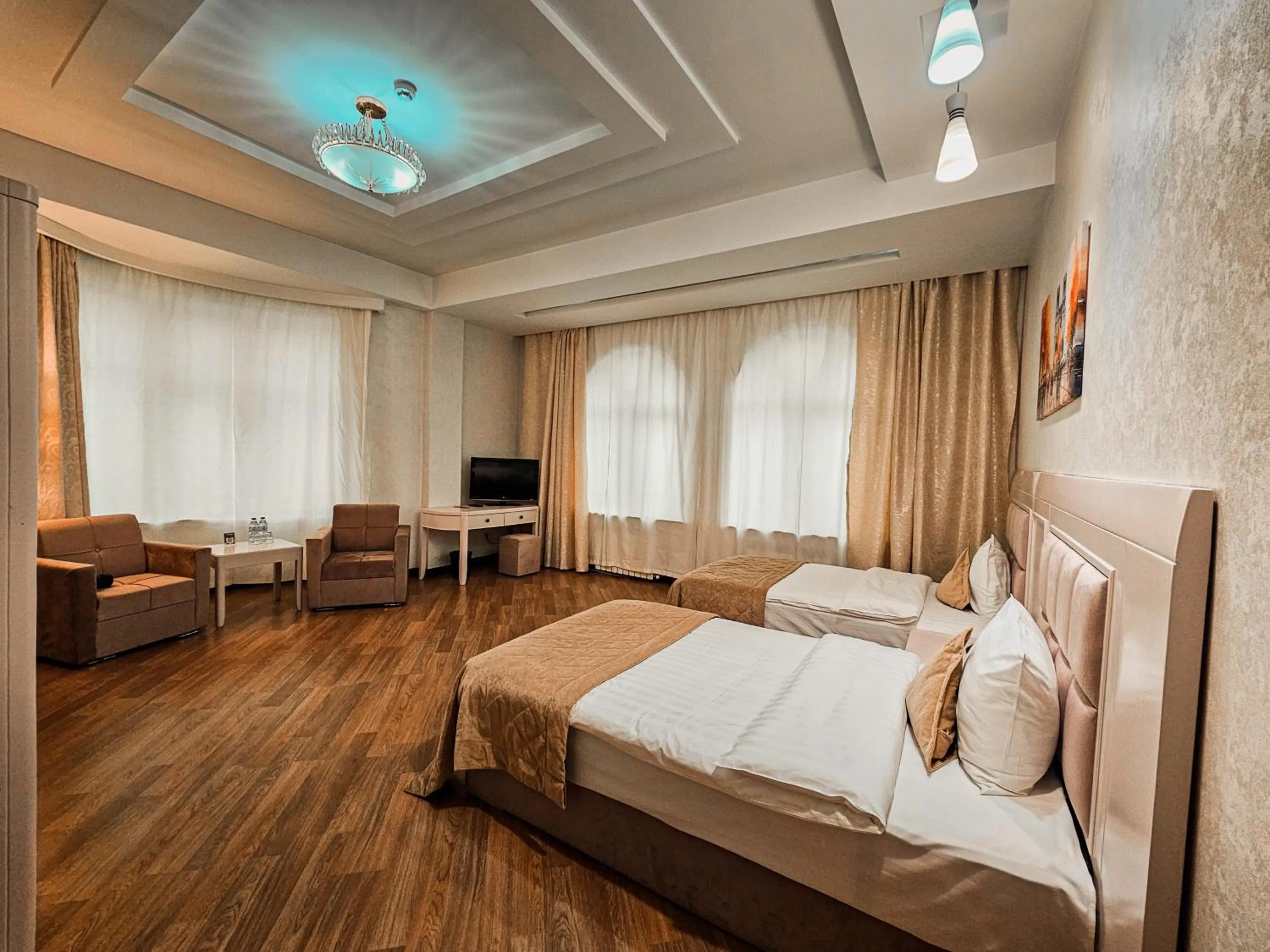 Communal lounge/ TV room, Bed in Safran Hotel