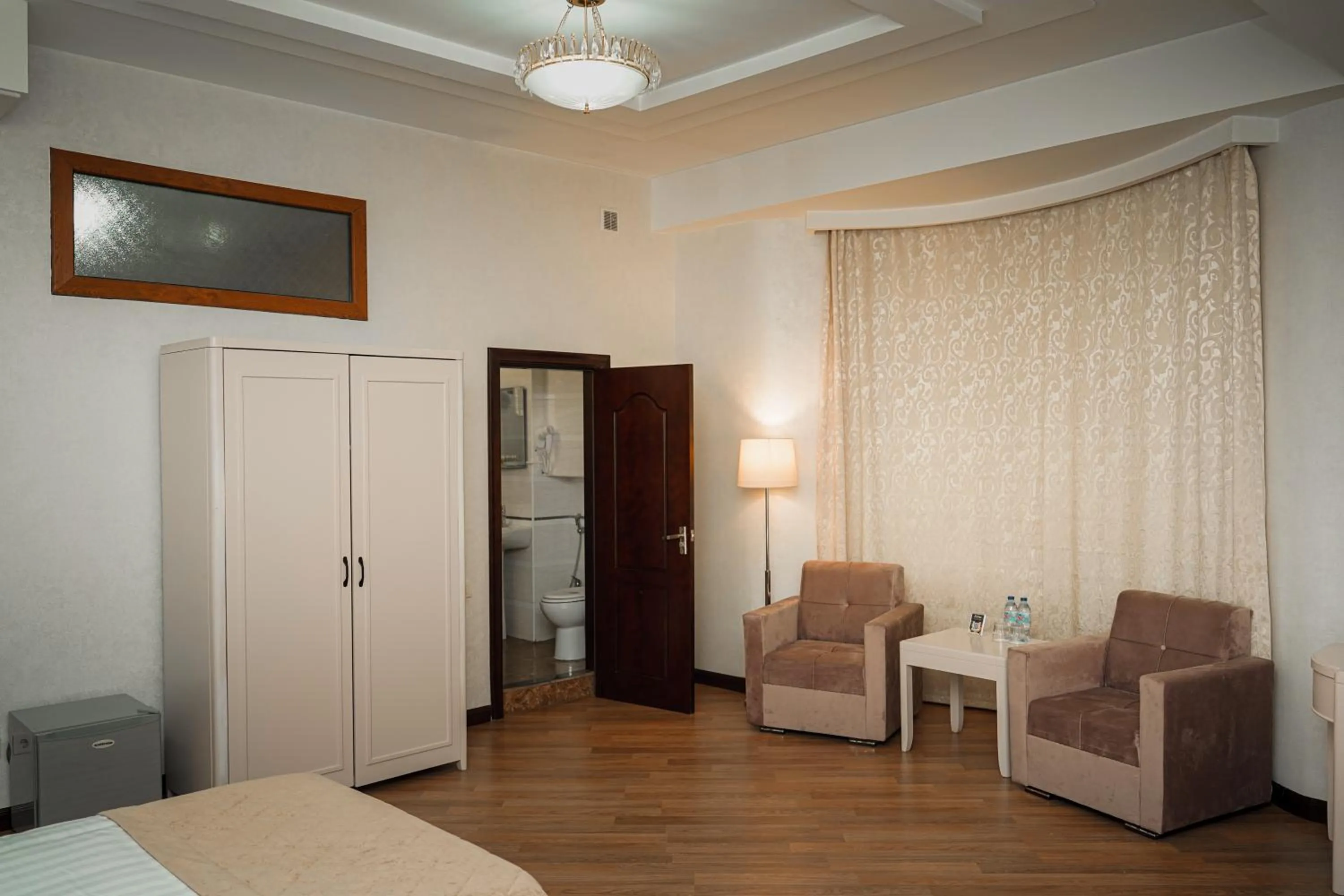 Communal lounge/ TV room, Bed in Safran Hotel