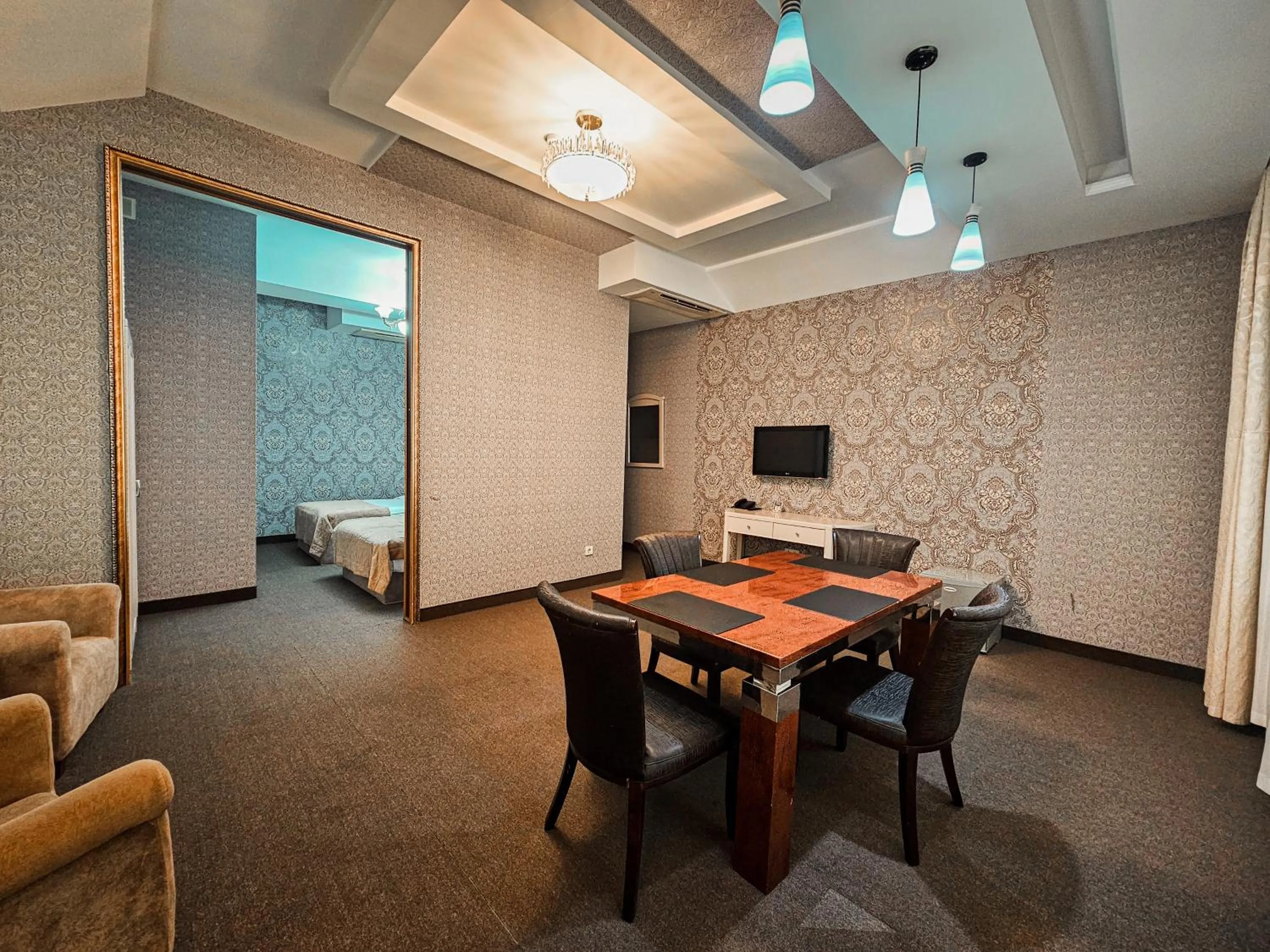 Communal lounge/ TV room in Safran Hotel