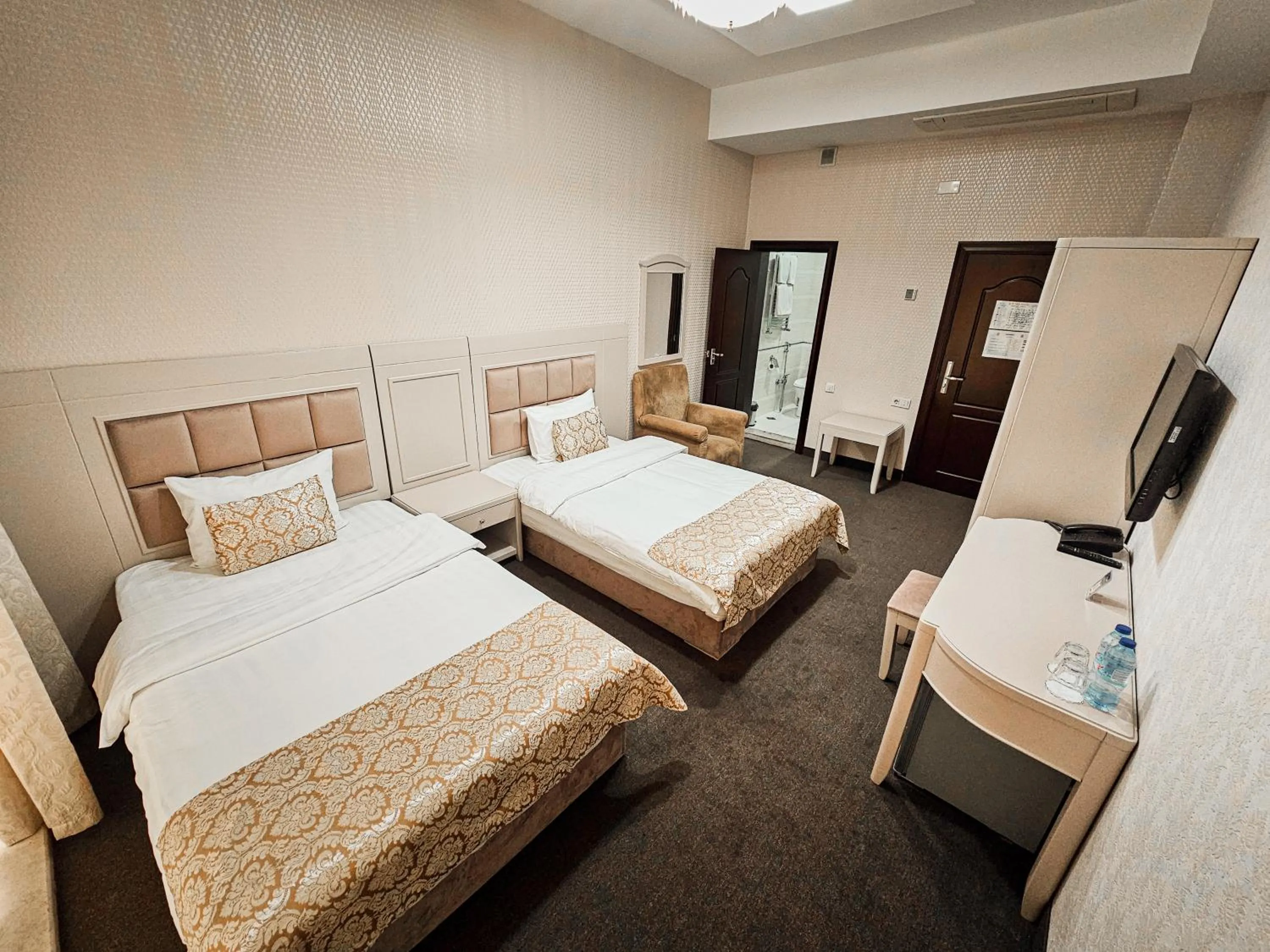 Photo of the whole room, Bed in Safran Hotel
