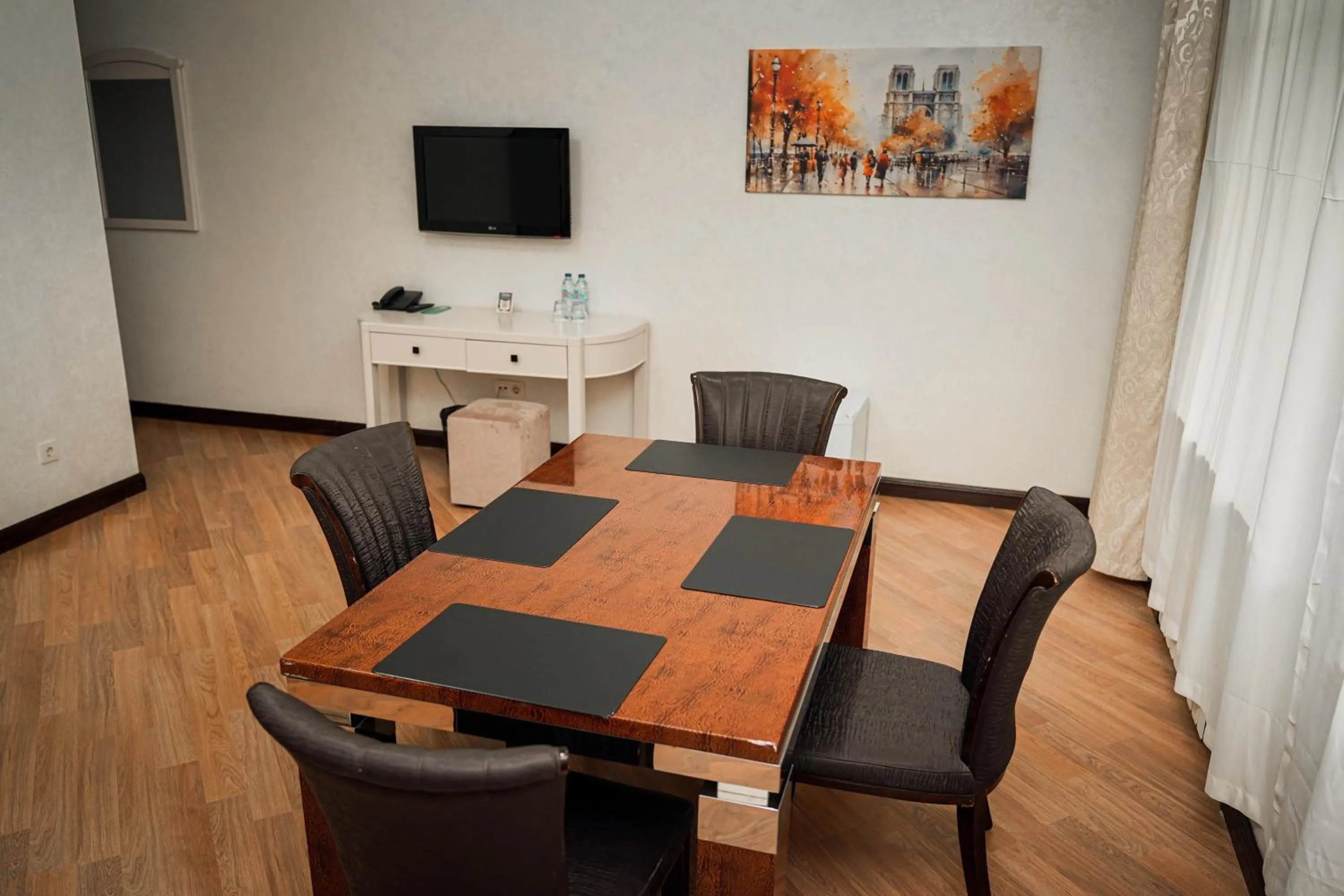 Communal lounge/ TV room in Safran Hotel