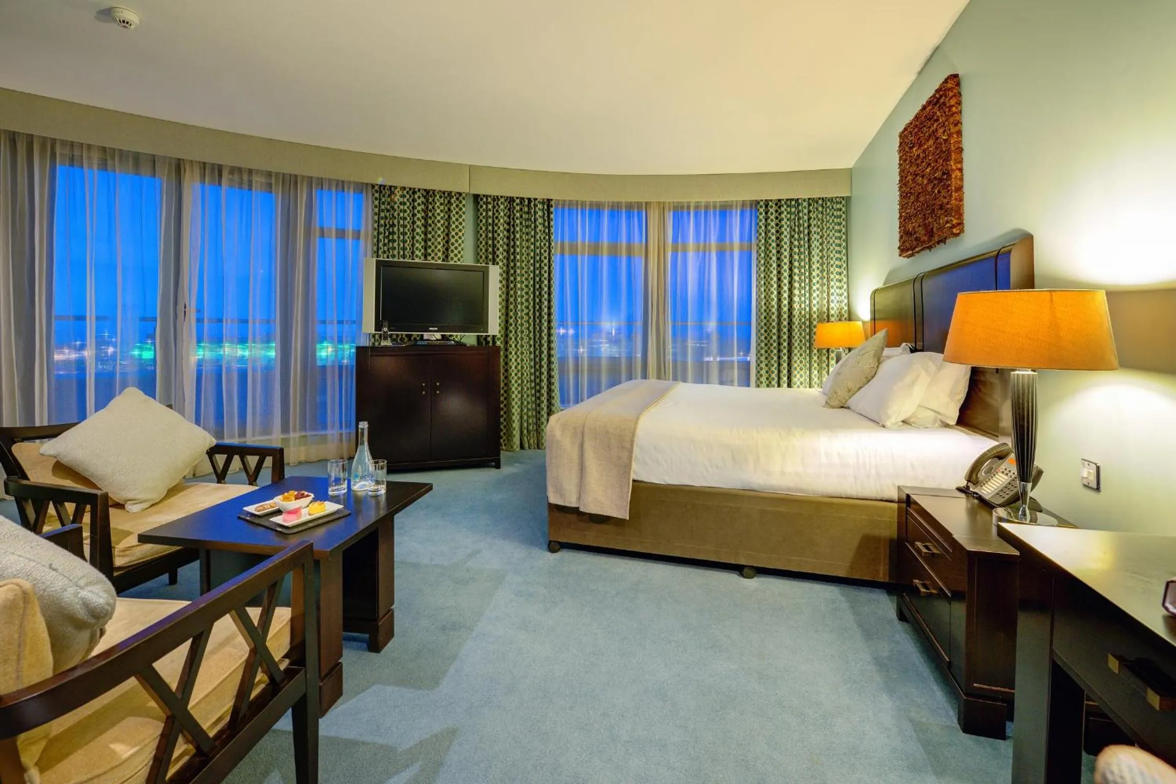 Photo of the whole room, Bed in Cork International Hotel