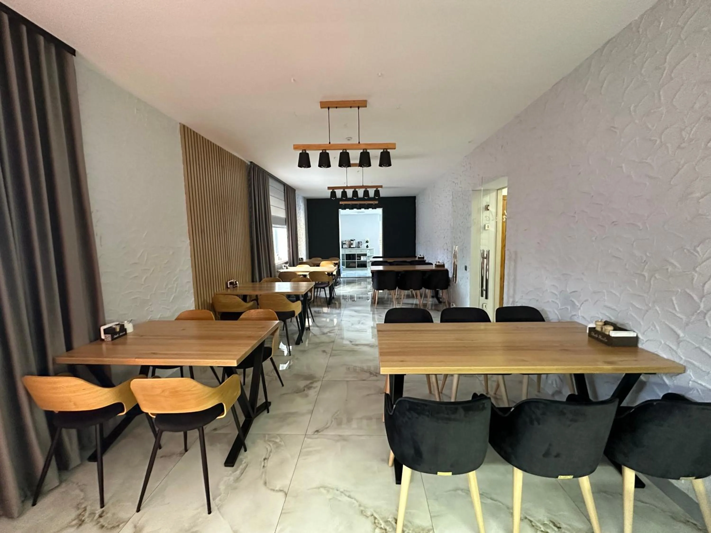 Restaurant/places to eat in Villa Shale MarSo