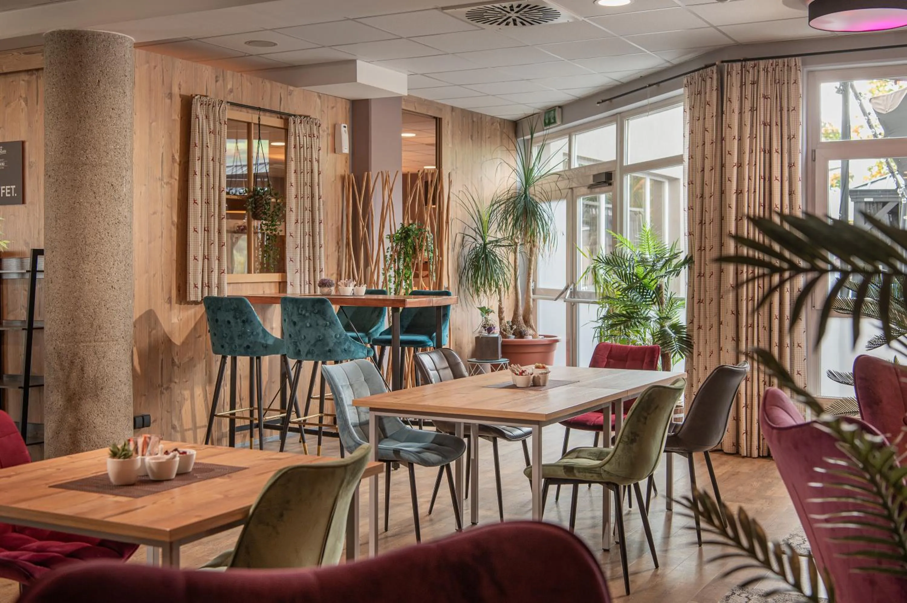 Communal lounge/ TV room in AlpenParks Hotel MONTANA