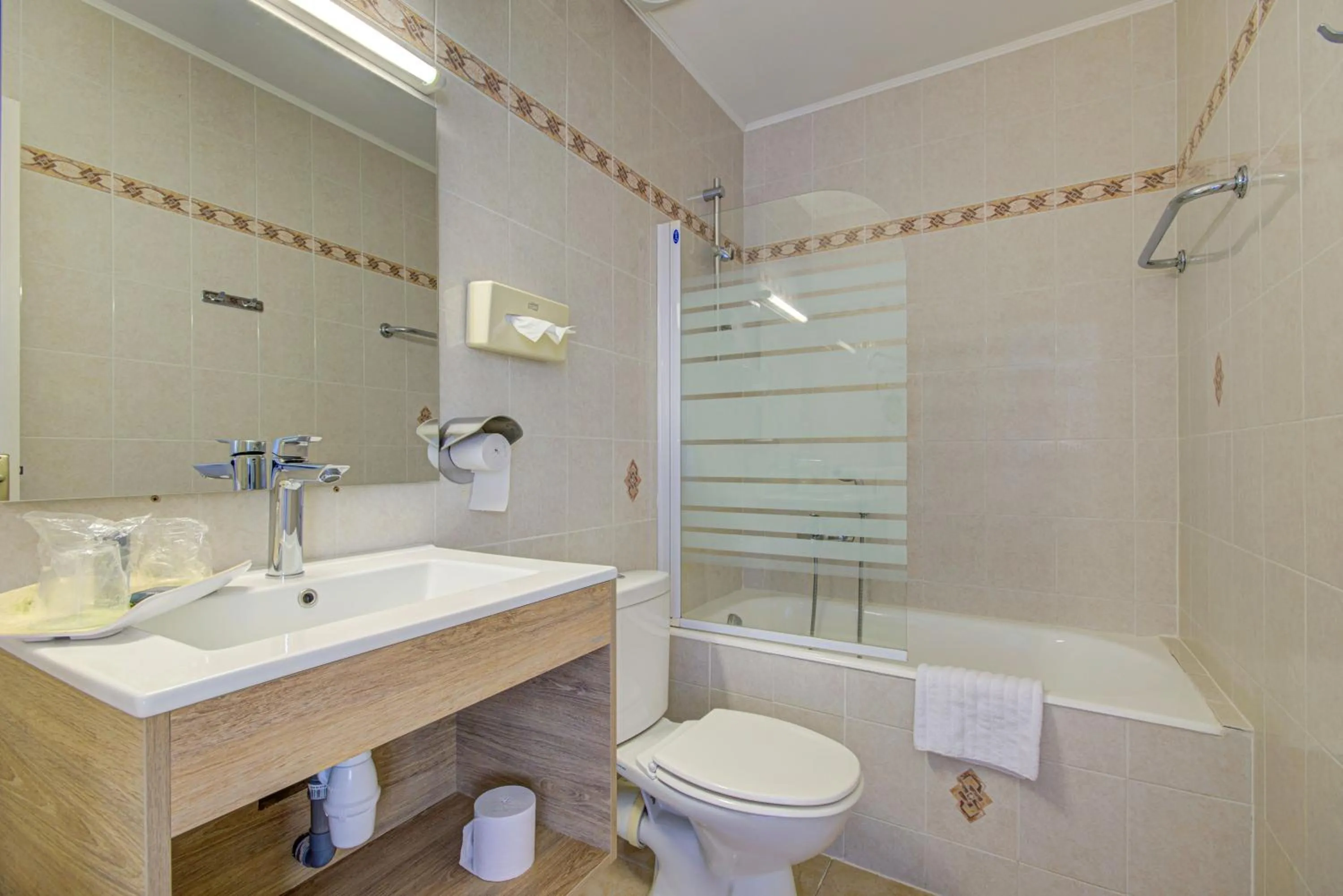 Bathroom in Hôtel Restaurant la Corniche