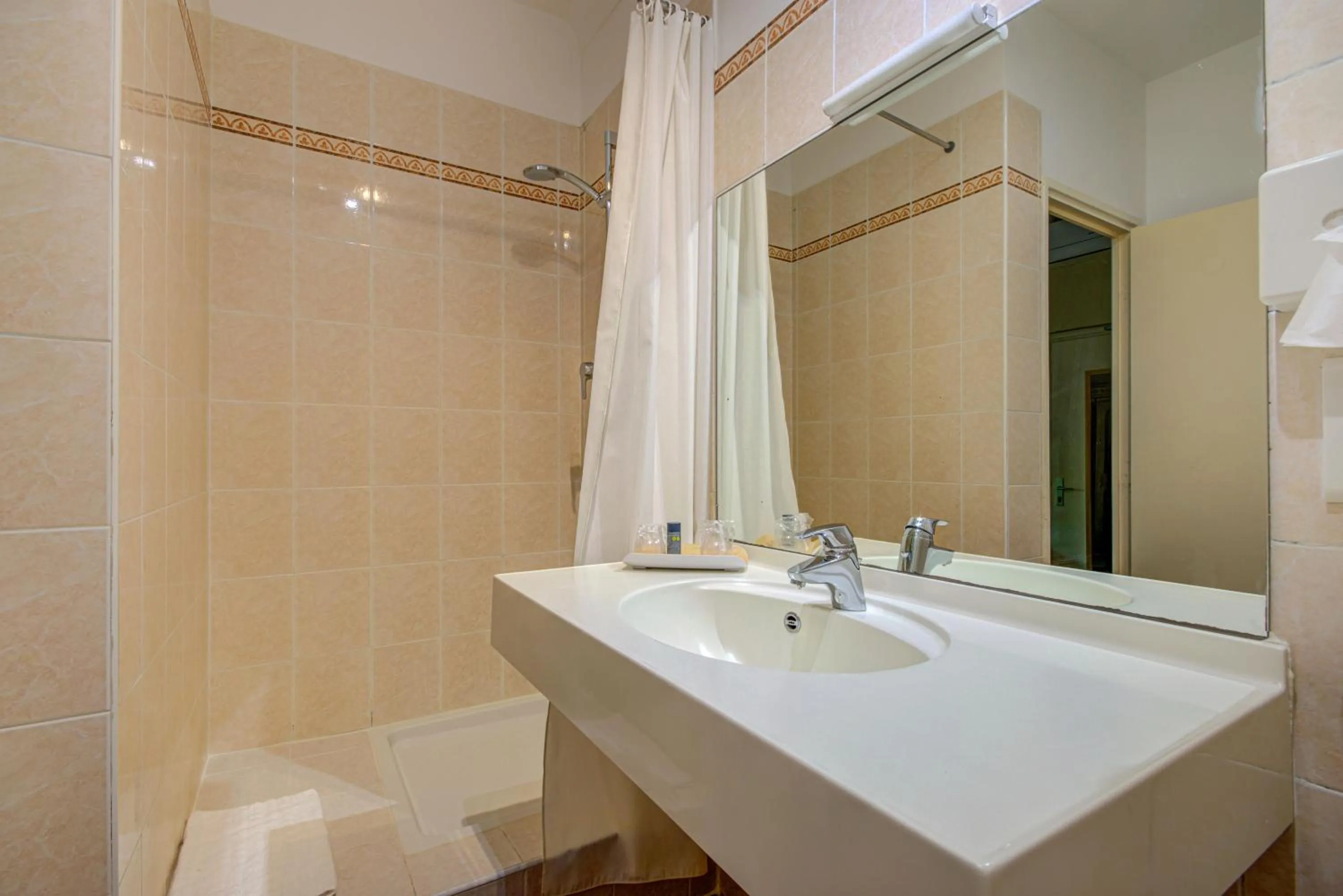 Bathroom in Hôtel Restaurant la Corniche