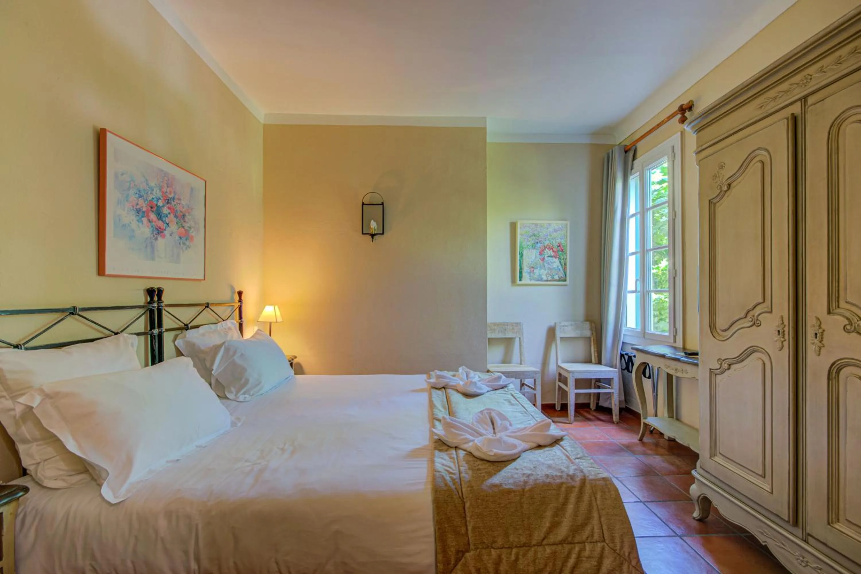 Photo of the whole room, Bed in Hôtel Restaurant la Corniche