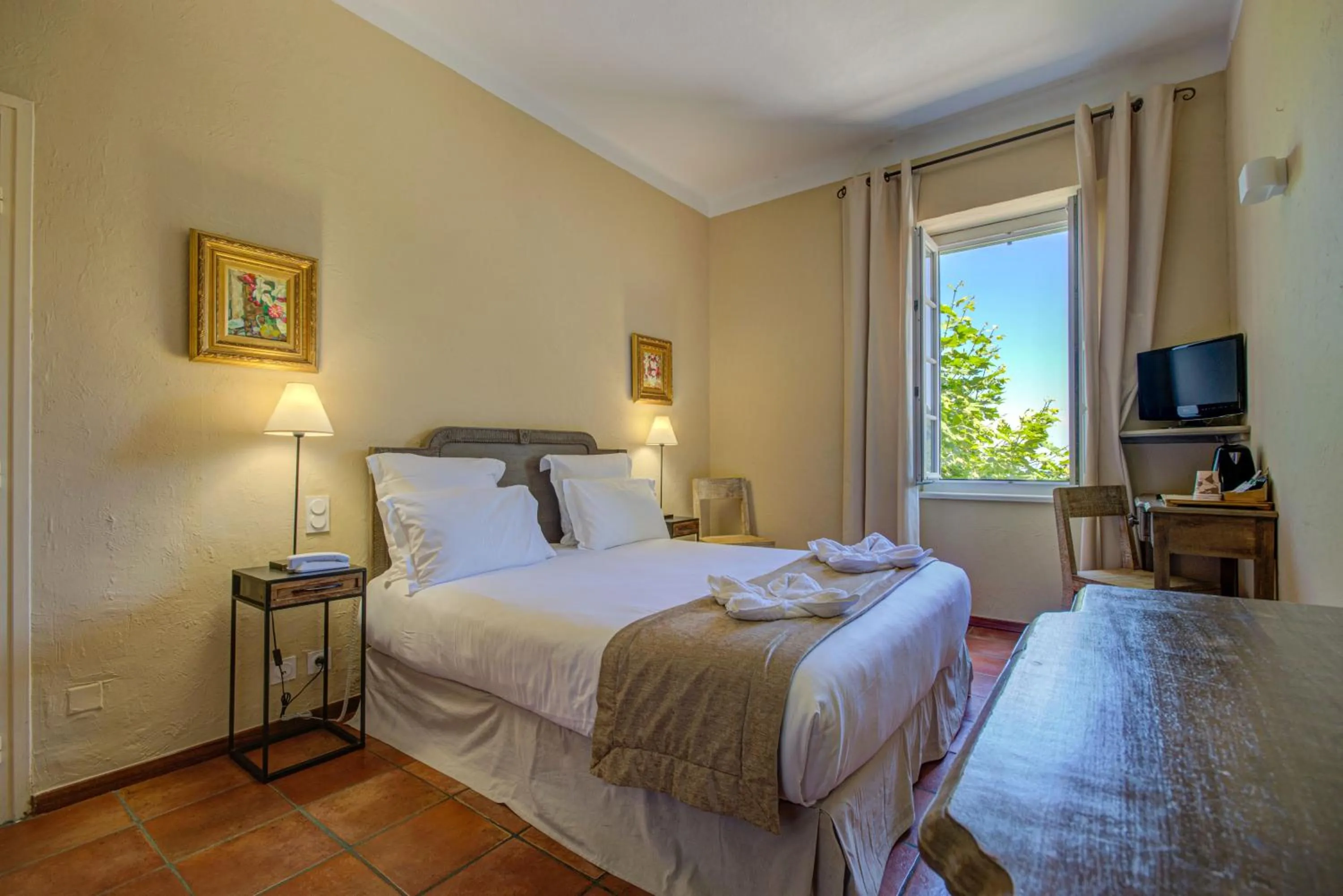 Bedroom, Bed in Hôtel Restaurant la Corniche