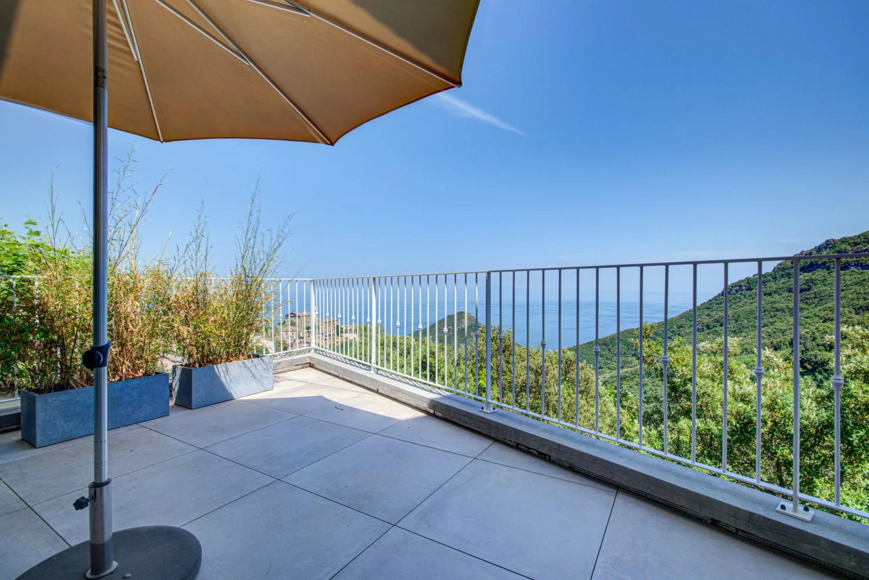 Balcony/Terrace in Hôtel Restaurant la Corniche