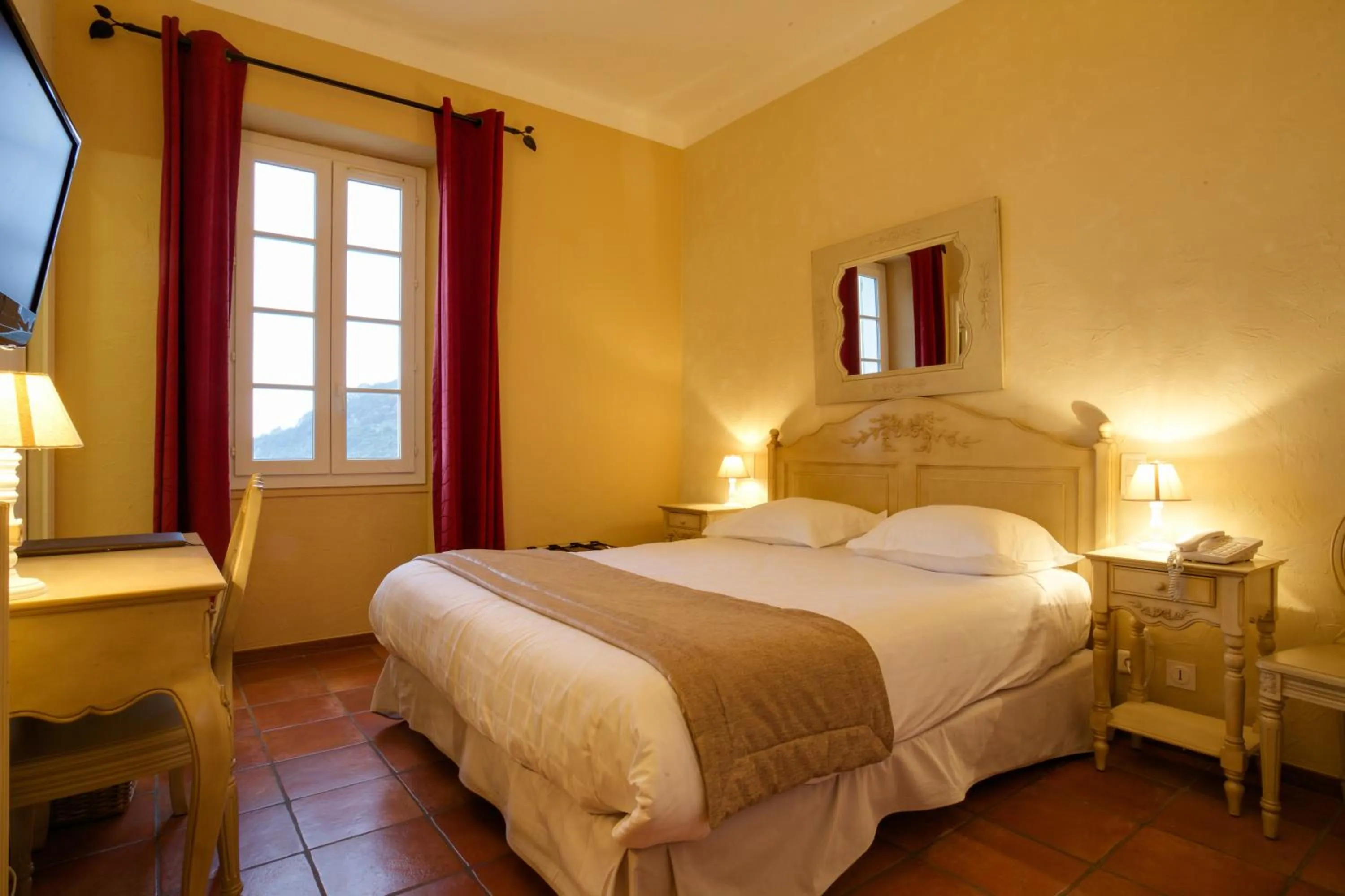 Bedroom, Bed in Hôtel Restaurant la Corniche