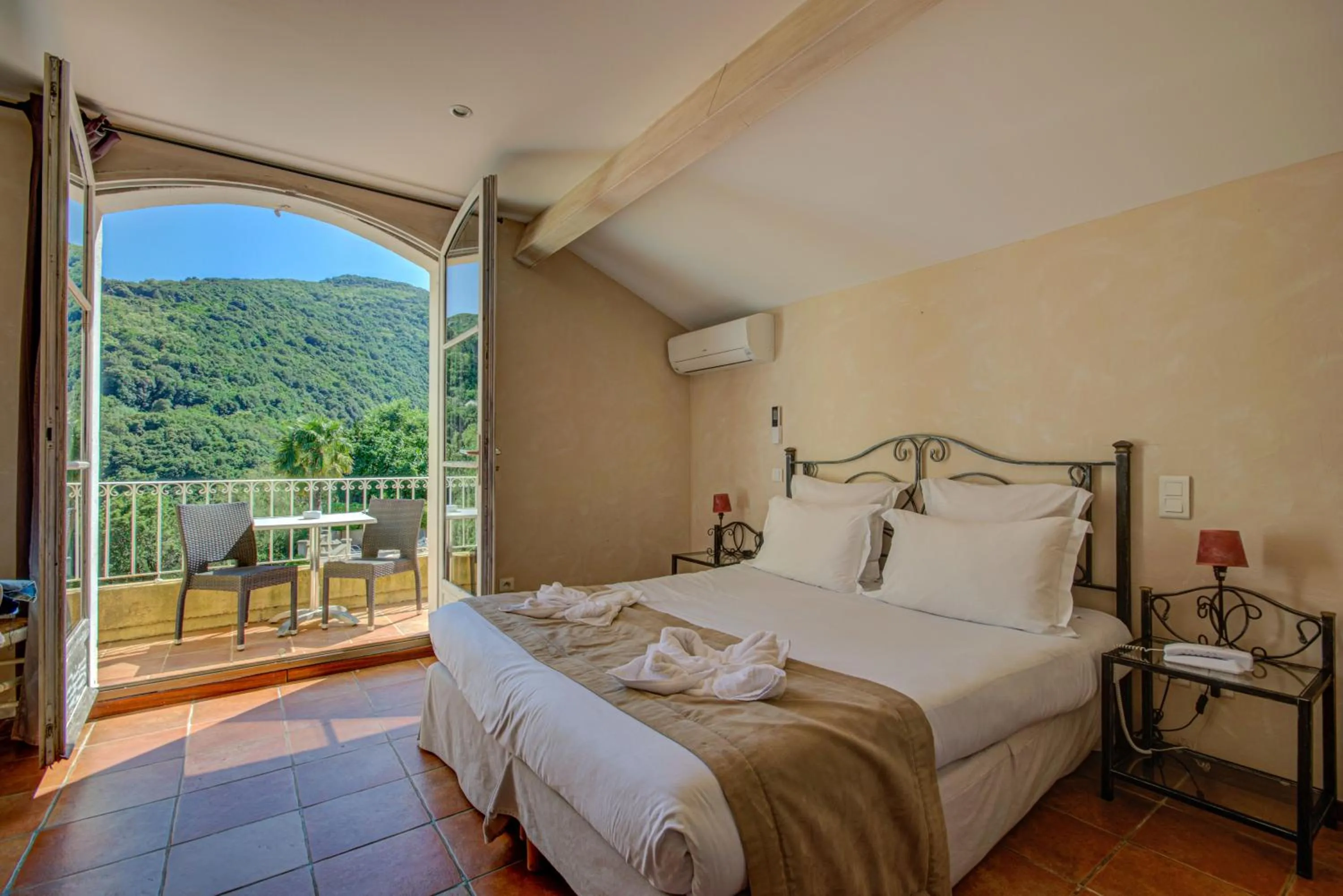 Balcony/Terrace, Bed in Hôtel Restaurant la Corniche