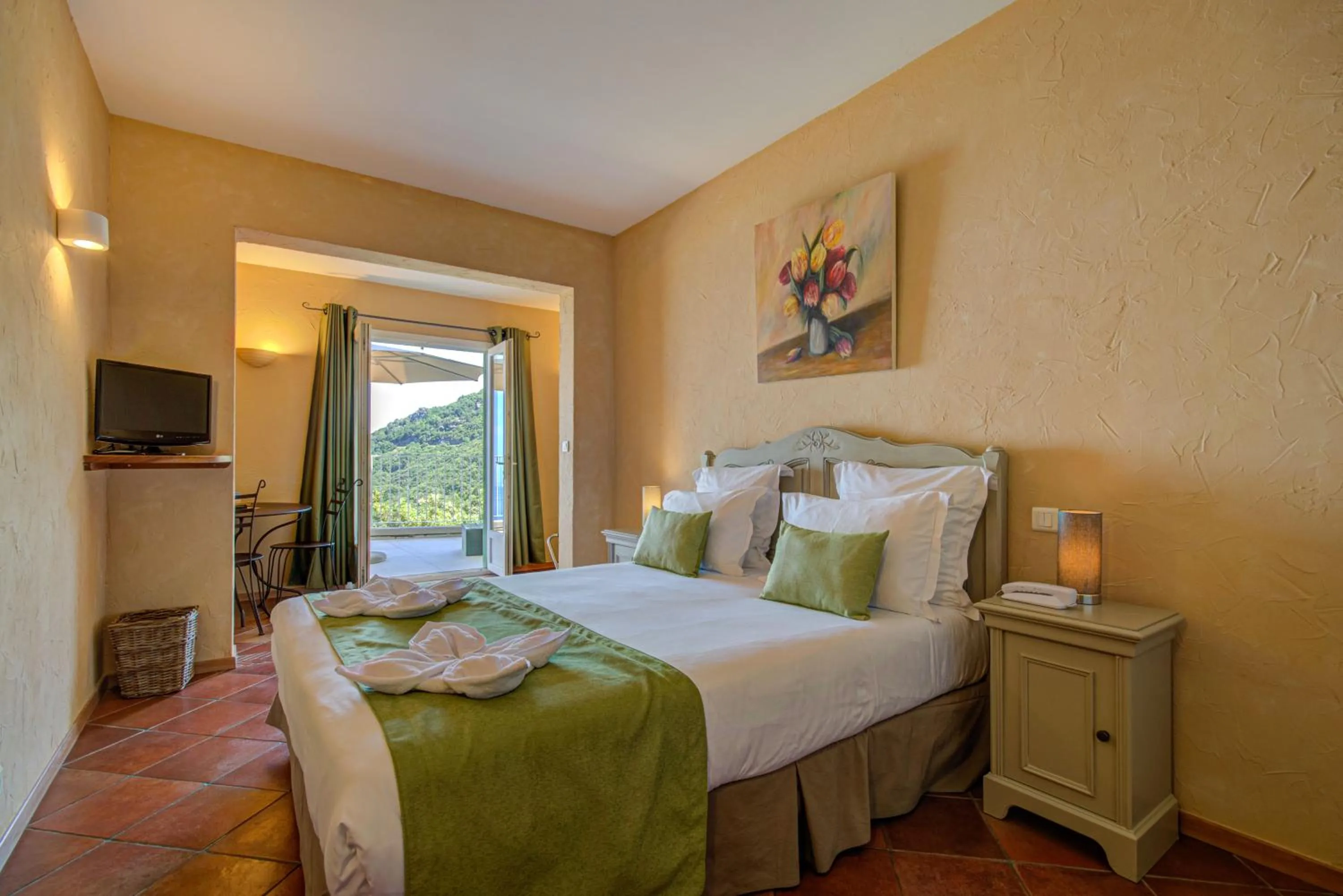 Balcony/Terrace, Bed in Hôtel Restaurant la Corniche