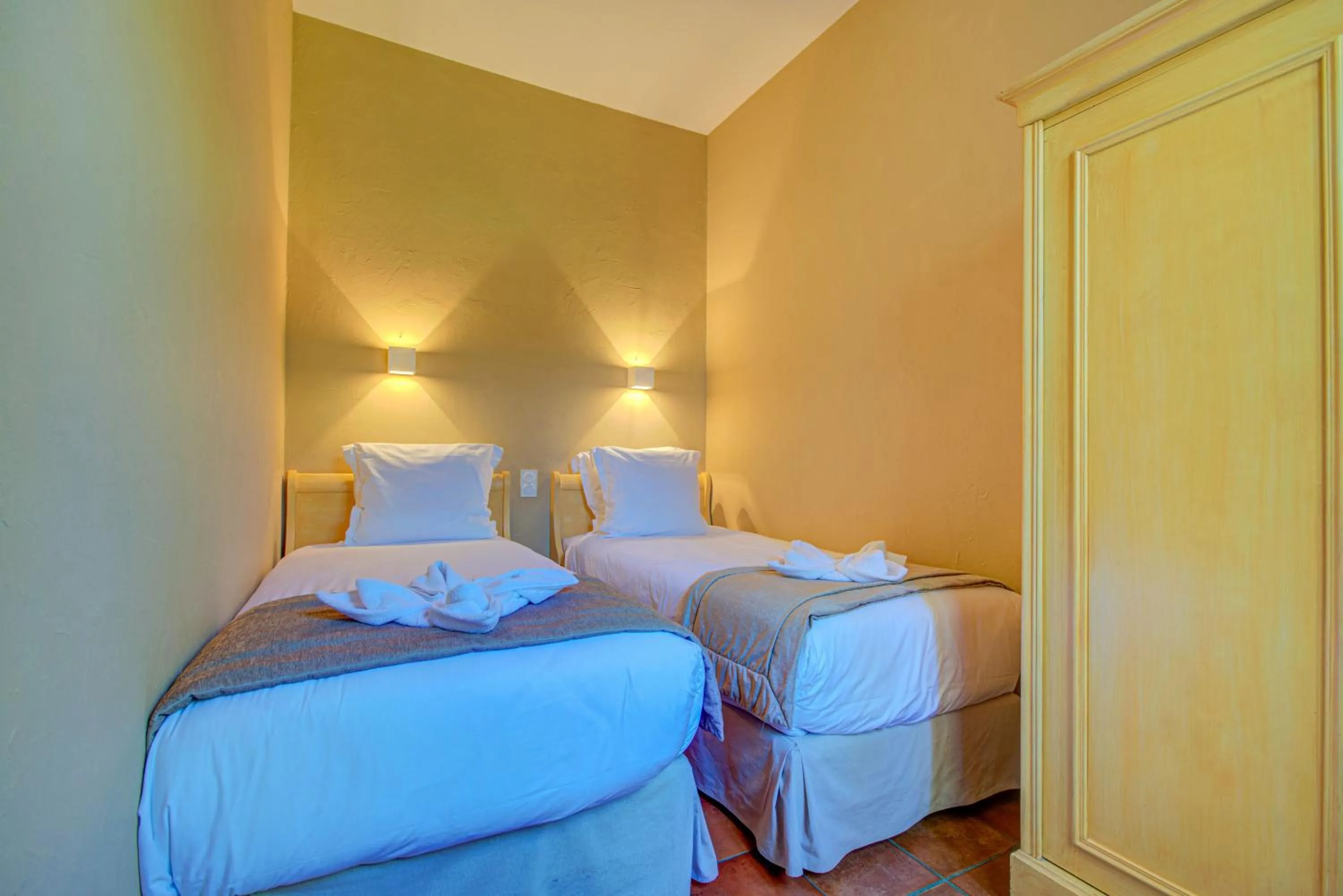 Bedroom, Bed in Hôtel Restaurant la Corniche