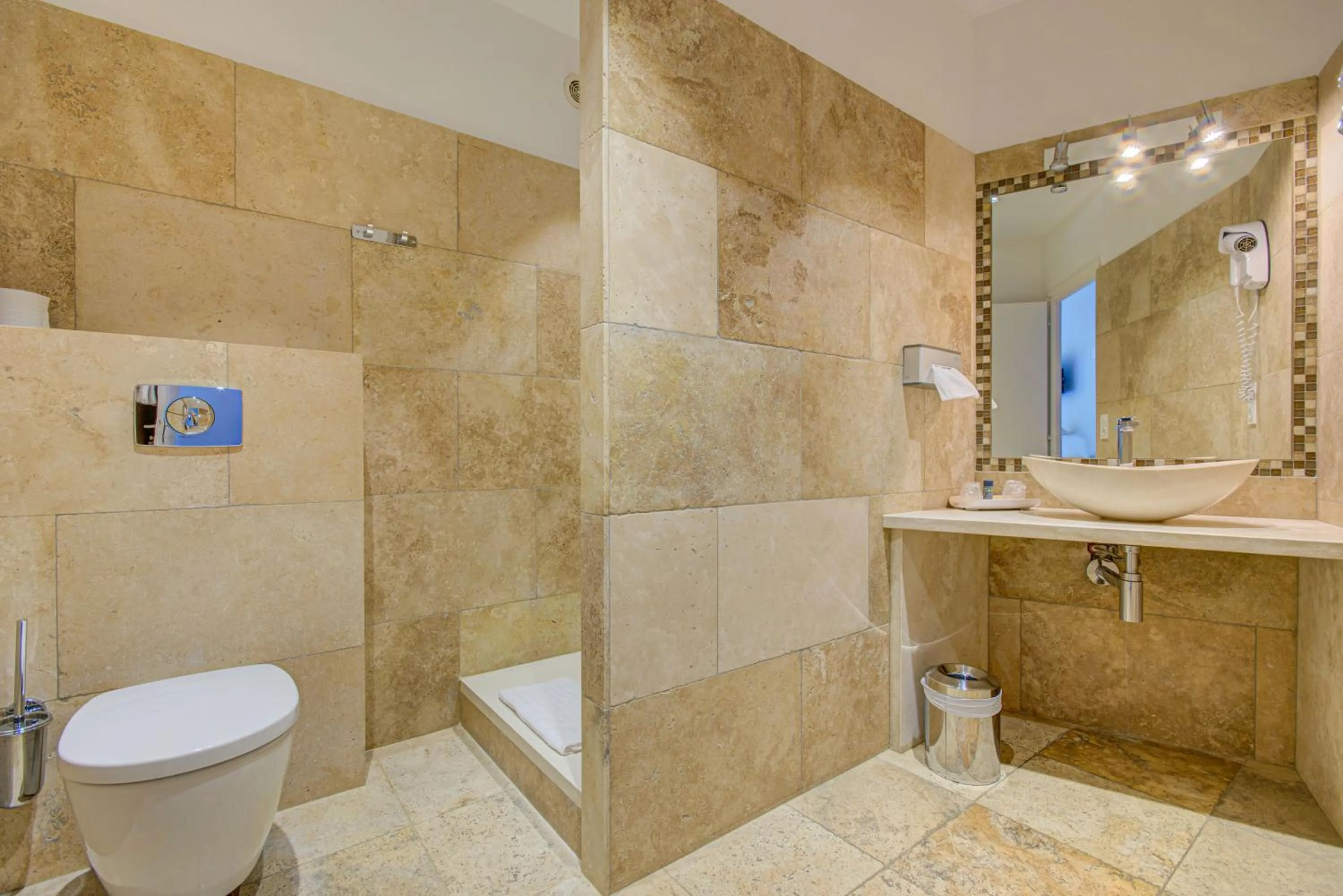 Bathroom in Hôtel Restaurant la Corniche