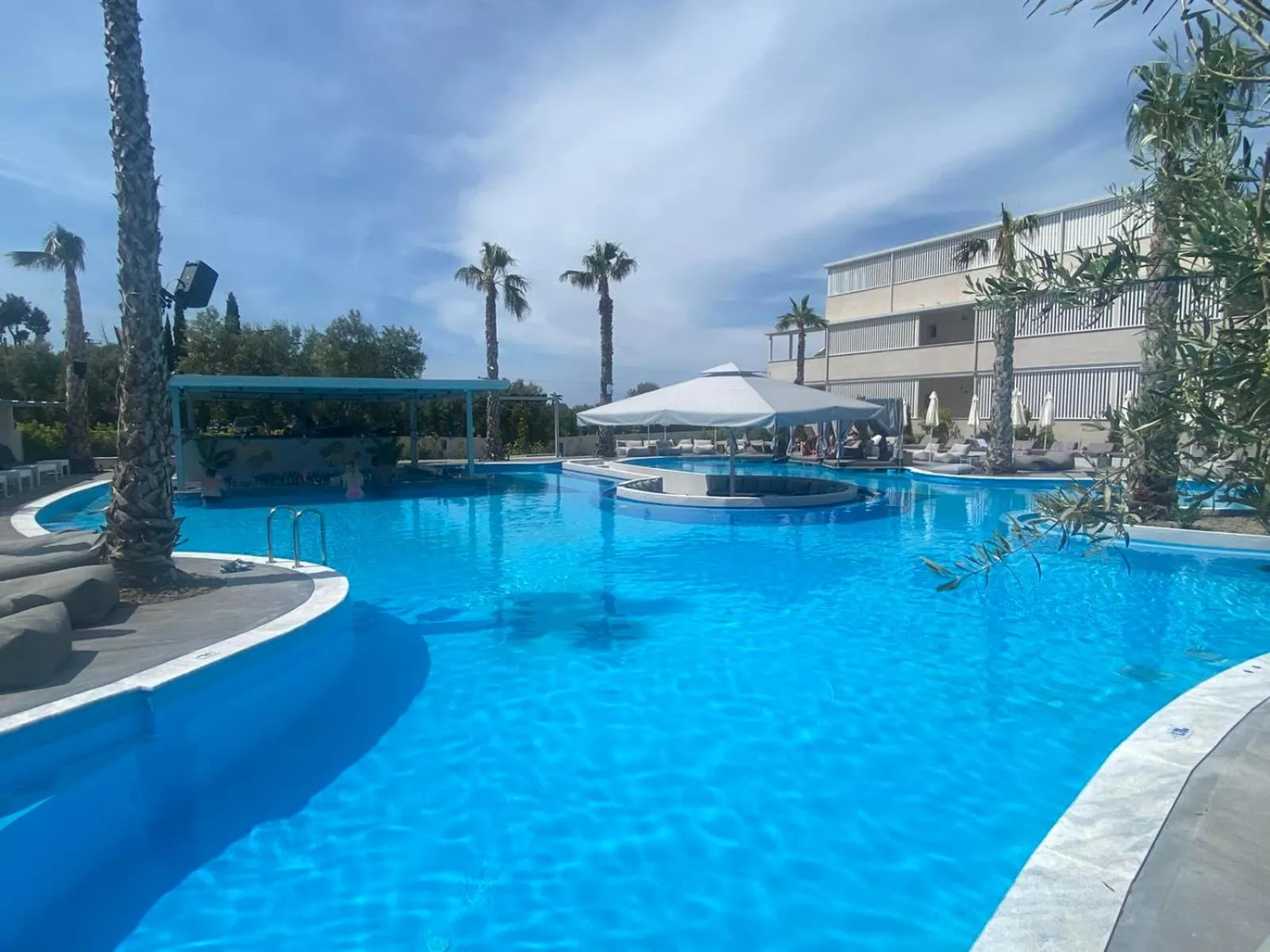 Swimming pool in Anna Family