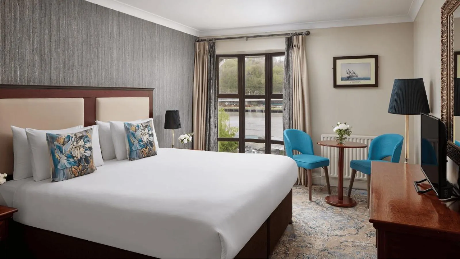 Bedroom, Bed in Dooley's Hotel