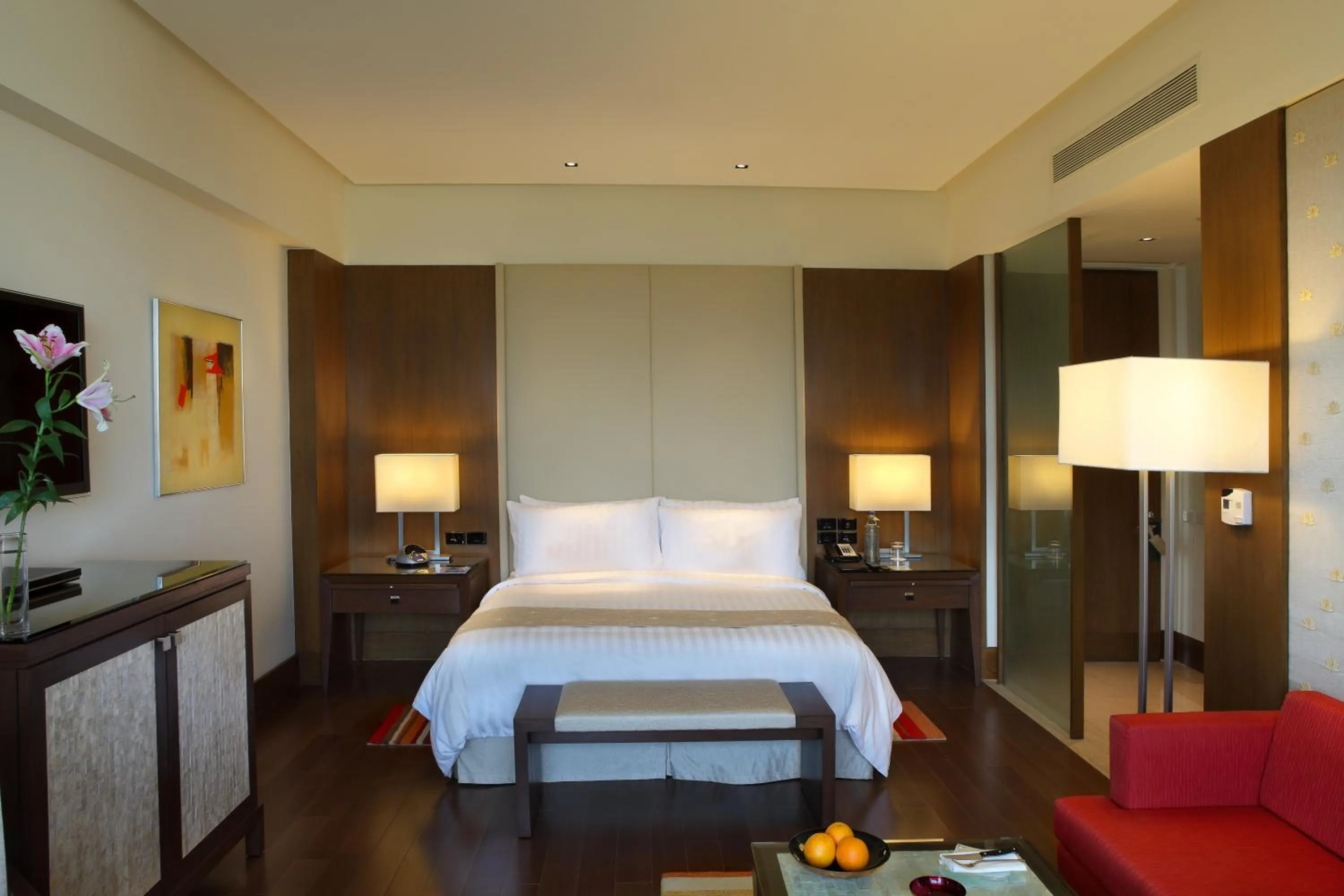 Photo of the whole room, Bed in The Oberoi Gurgaon