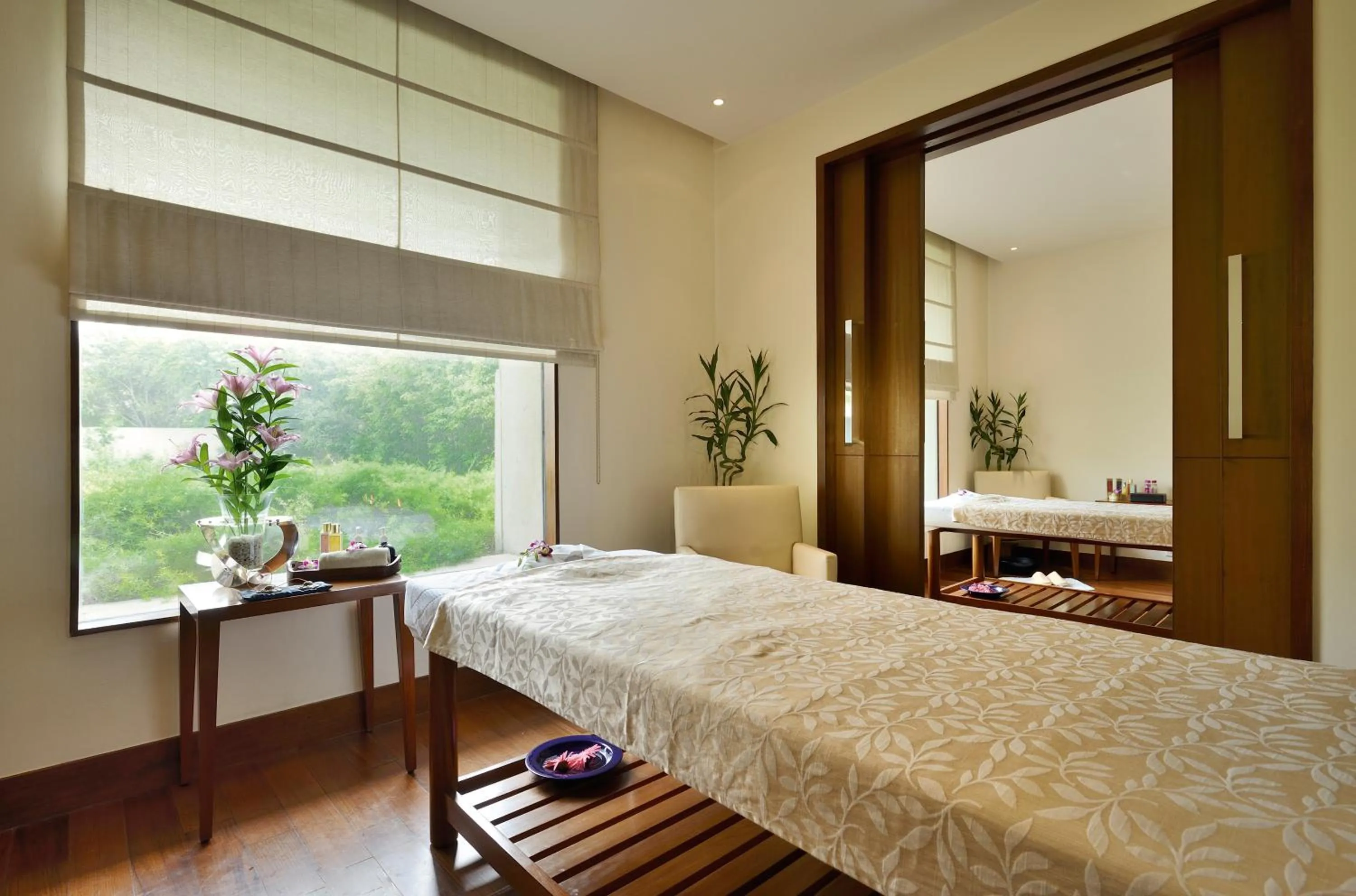 Spa and wellness centre/facilities, Bed in The Oberoi Gurgaon