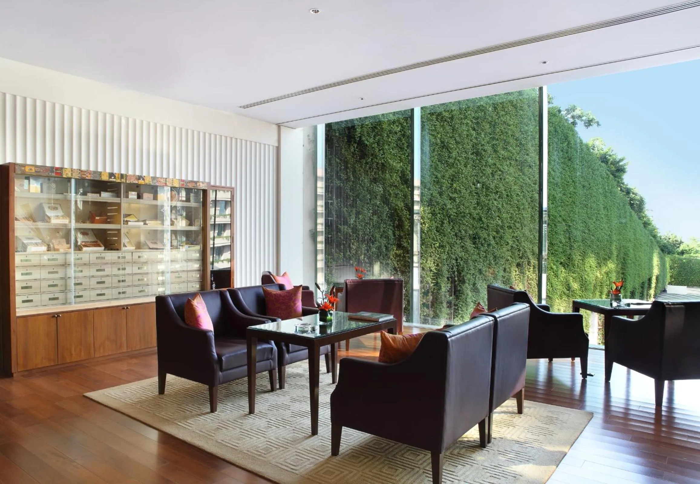 Lounge or bar in The Oberoi Gurgaon